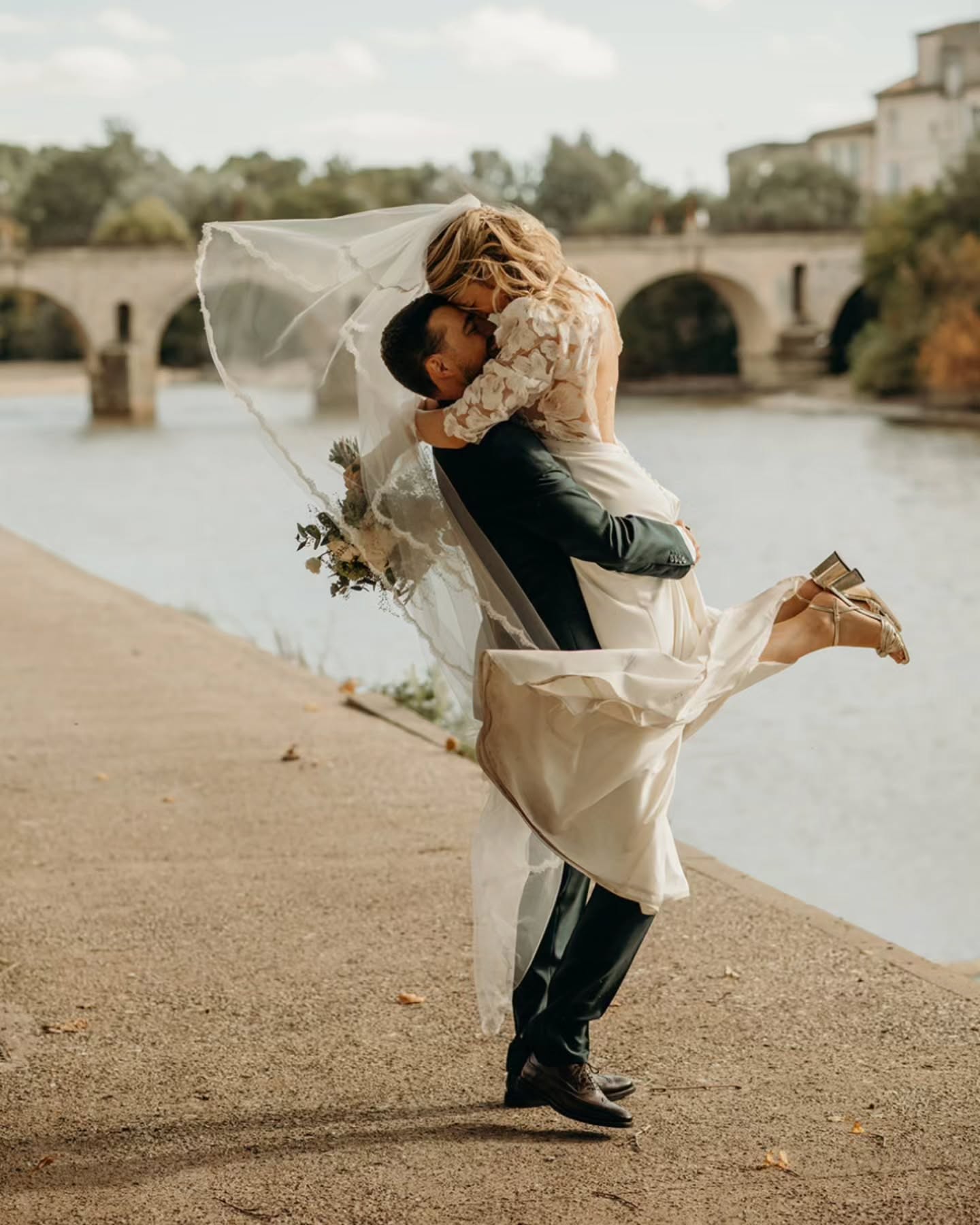 Ce mariage d’octobre restera forcément un peu à part pour moi.
Déjà parce qu’il a eu lieu ici, à la Baraque de Sérignac, un lieu qui résonne tout particulièrement puisque c’est aussi là que je dirai oui à mon tour.
Mais surtout… parce que j’y étais avec une pyélonéphrite 😅
Pas le meilleur timing, clairement.
Alors ce post, c’est aussi un immense merci.
Merci aux mariés pour leur douceur et leur compréhension.
Merci aux proches, aux prestataires, à toutes les petites attentions, aux mots, aux regards, au soutien discret mais tellement précieux ! 🥹🥹
Domaine : @domaine_la_baraque_de_serignac
Traiteur : @dusfour.traiteur
DJ : @aurelienmonet
Mise en beauté : @julielescoquettes
Vidéaste : @rlx.prod
Robe : @camillerecolin
Costume : @beau.costumes
Cocktails : @lucapero_cocktailss_
Saxo : @magicsaxlive