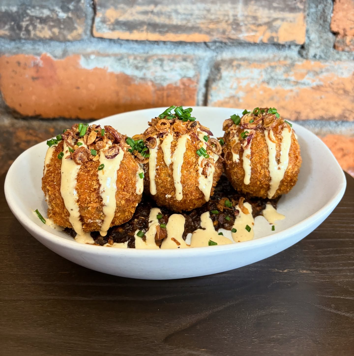 🍴FEATURE SHARABLE🍴
Brisket Bites
Brisket | Mash Potato | Bacon Jam | Coffee Porter Mayo | Crispy Onions
Around for this week only till sold out!