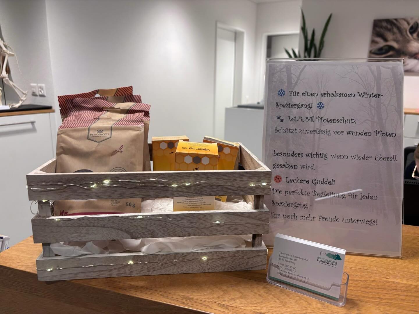 Ausgerüstet für einen Winter- Spaziergang durch Schnee und Eis, über Salz und Splitt 🦮 ❄️
Ob Pfotenschutz für empfindliche Pfoten oder für Pfoten von echten Abenteurern, die nach einem ausgedehnten Winterspaziergang Pflege verdienen.
Dazu gesunde Leckerlis zur Belohnung und Wegzehrung beim Spazieren durch Eis und Schnee.
Unsere Empfangstheke läd ein, die Winterzeit mit deinem Liebling draussen zu geniessen! ⛄️🐕🦺🌨️
@tierarztpraxis_rothenburg
#hundeimschnee #pfotenglück #winterhund #spaziergangmithund #pfotenliebe