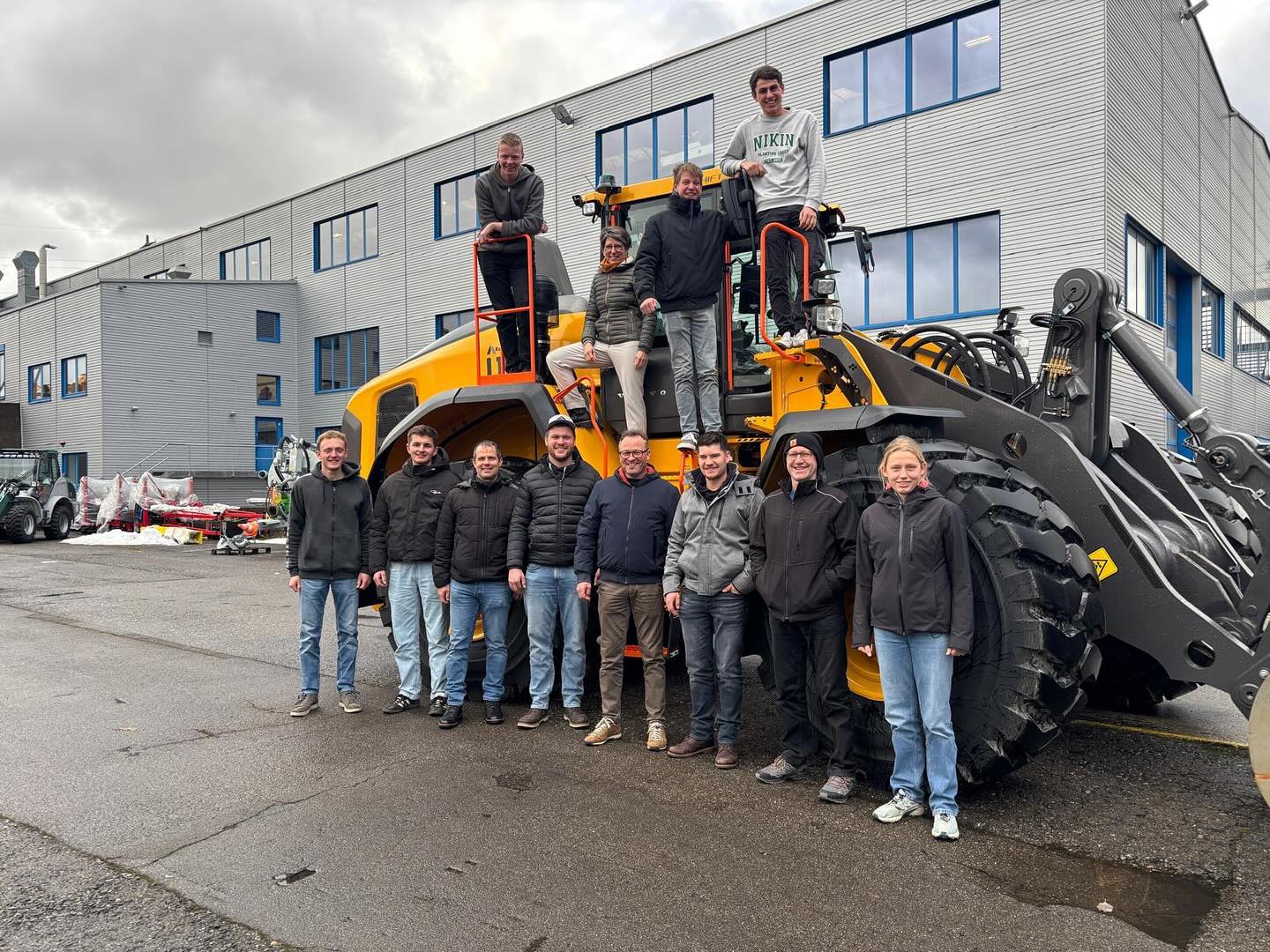 Ein Blick hinter die Kulissen und über die Ziellinie hinaus. 🌱🏁
Letzten Freitag durften wir im Rahmen unseres Firmenausflugs eine spannende Führung bei der Robert Aebi AG in Regensdorf erleben. Dabei sind wir dem Ursprung unserer Maschinen ein Stück nähergekommen, Technik, die täglich mit uns draussen Grosses bewegt.
Anschliessend wurde es rasant: Auf der Kartbahn zeigte sich, wer nicht nur im Gartenbau, sondern auch auf der Strecke das richtige Gespür für Tempo hat. 🏎️💨
Abgerundet wurde der Tag mit einem feinen gemeinsamen Abendessen, Zeit für Austausch, Lachen und Teamgeist.
Solche Momente zeigen: Hinter starken Projekten stehen starke Menschen. 💚
#tollegärten #teamtollegärten #firmenausflug #teamwork #gartenbau #maschinentechnik #gemeinsamstark