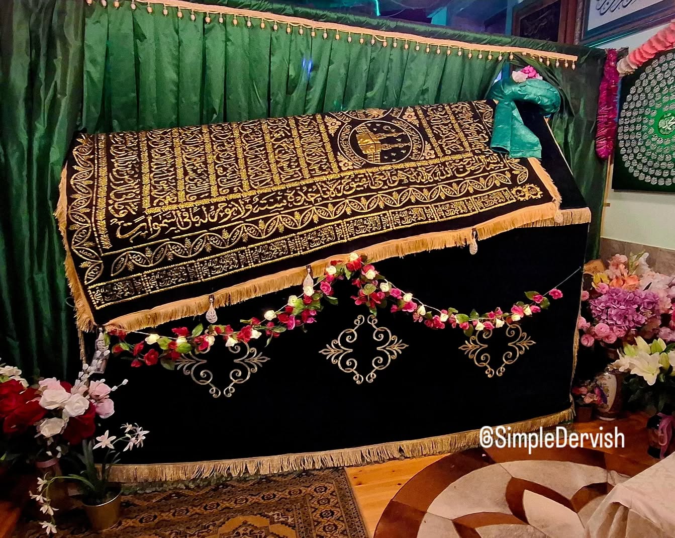 Blessed night from Sheikh Nazim's maqam
.
.
#mawlanasultan #sheikhnazim #naqshbandihaqqani #naqshibandi #naqshbandisufi