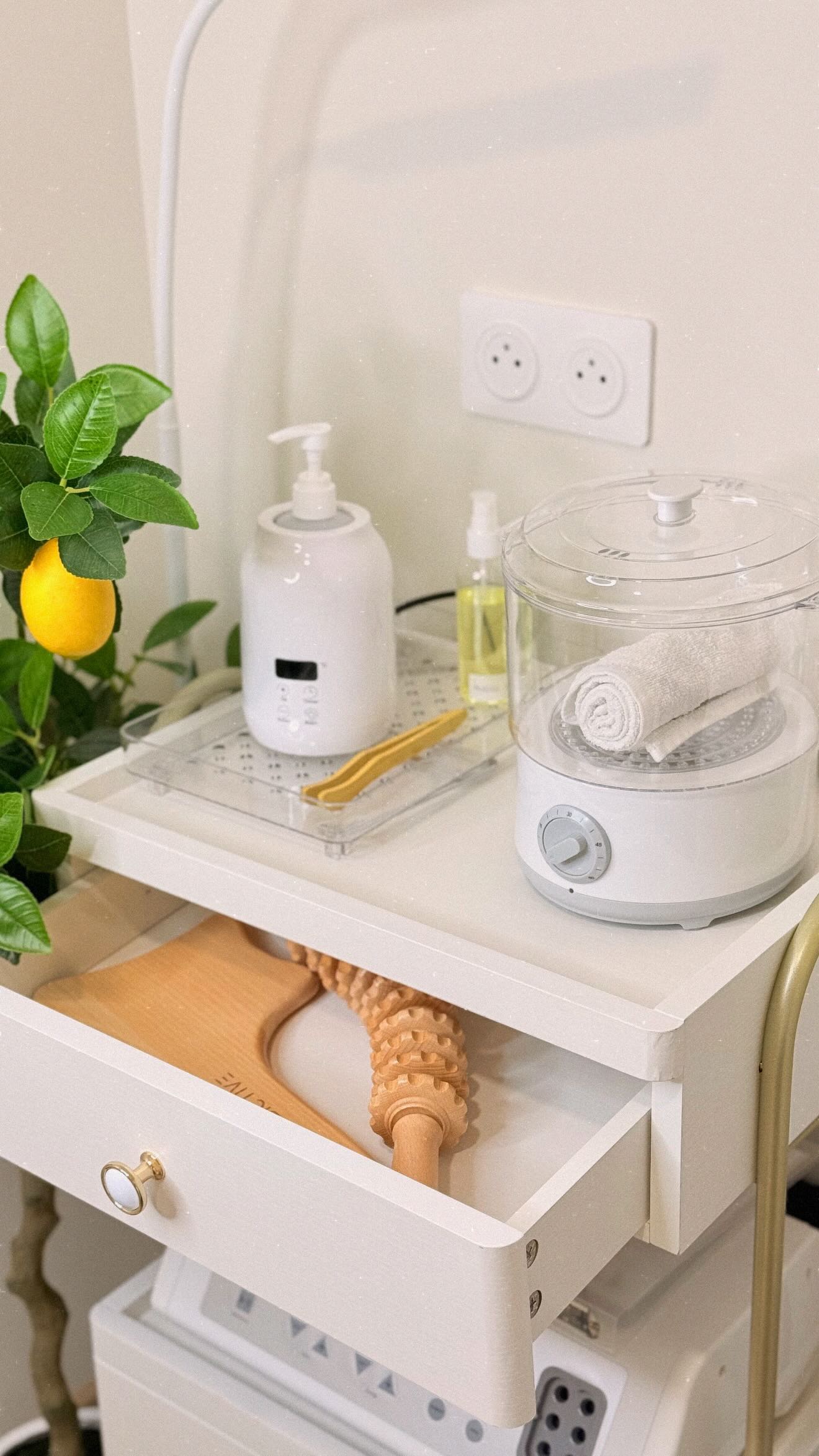 ✨ Bienvenue dans les coulisses de vos soins minceur…
Avant chaque rendez-vous, tout est pensé, préparé et ajusté pour vous :
✔️ Un espace confortable
✔️ Une ambiance relaxante
✔️ Une installation millimétrée
✔️ Et un soin 100% adapté à votre silhouette
Chaque détail compte. Chaque geste a un objectif.
Chaque séance est construite pour déclencher un vrai changement dans votre corps :
➝ dégonfler
➝ lisser
➝ remodeler
➝ relancer la circulation
➝ réduire la rétention d’eau
➝ retrouver du confort dans son corps
Vous ne venez pas juste « vous faire masser ».
Vous venez transformer votre silhouette.
Et si c’était votre tour ?
📩 Réservez votre soin directement en ligne
📍 Cabinet JOLIE – à Brive
✨ Drainage lymphatique • Massage anti-cellulite • Pressothérapie • Cure minceur sur mesure
—
Je suis Julie, experte minceur & fondatrice du Cabinet JOLIE.
Sur ce compte, je t’apprends à mincir sans régime, à te réconcilier avec ton corps et à obtenir des résultats visibles, sans frustration.