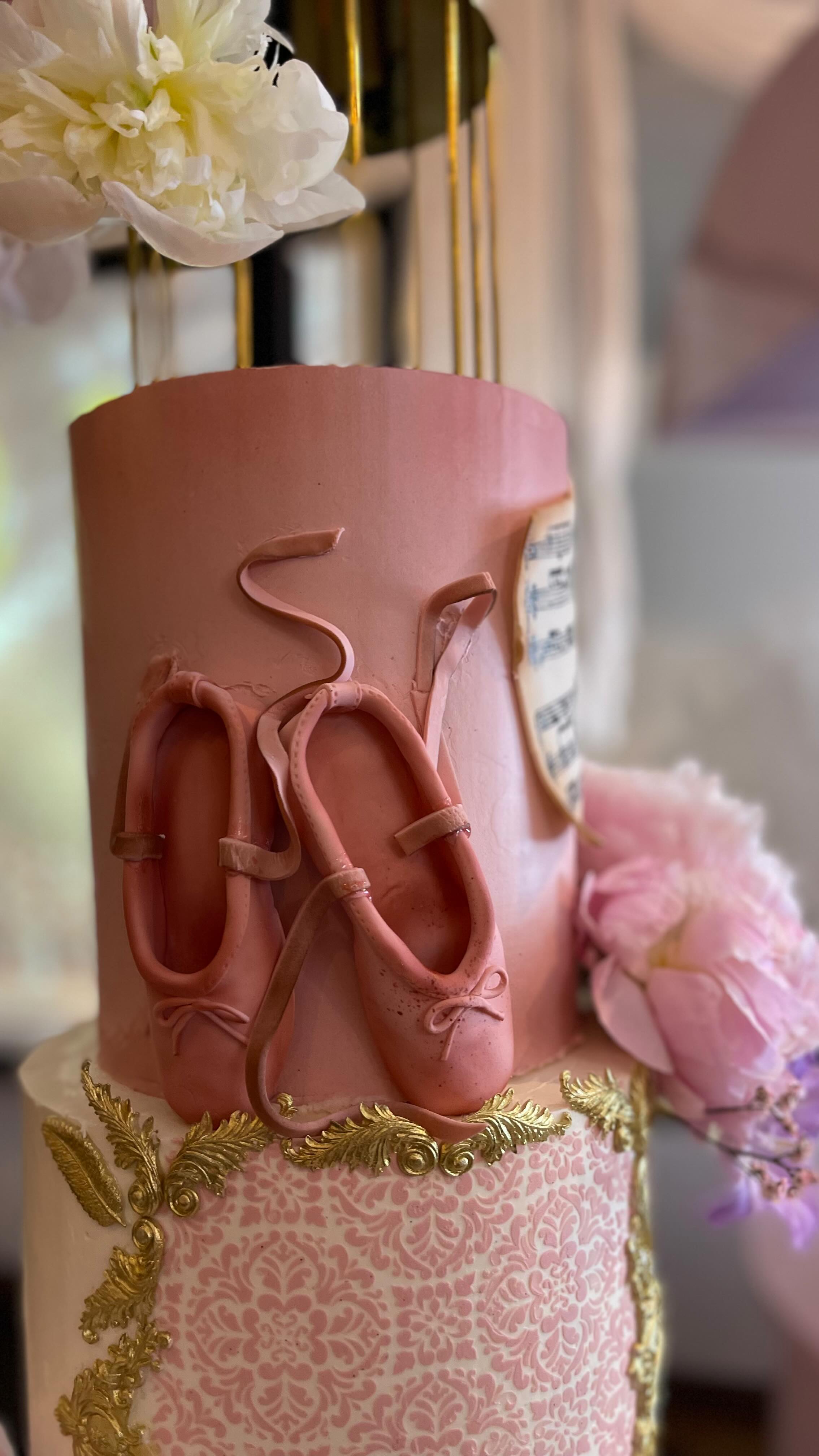 ✨BTS of this beauty✨
.
.
All the love to you @chloeanne.07 dear 💕
.
.
Thank you so much Ate Bel 🫶🏼🫶🏼🫶🏼 @bel_enchanted_mel Isa po ito sa pinaka favorite ko 💖💖💖
.
.
.
@prop.options birdcage cake stand
.
.
#18thbirthday #tieredcake #tallcake #buttercreamcakedesign #bespokecakes