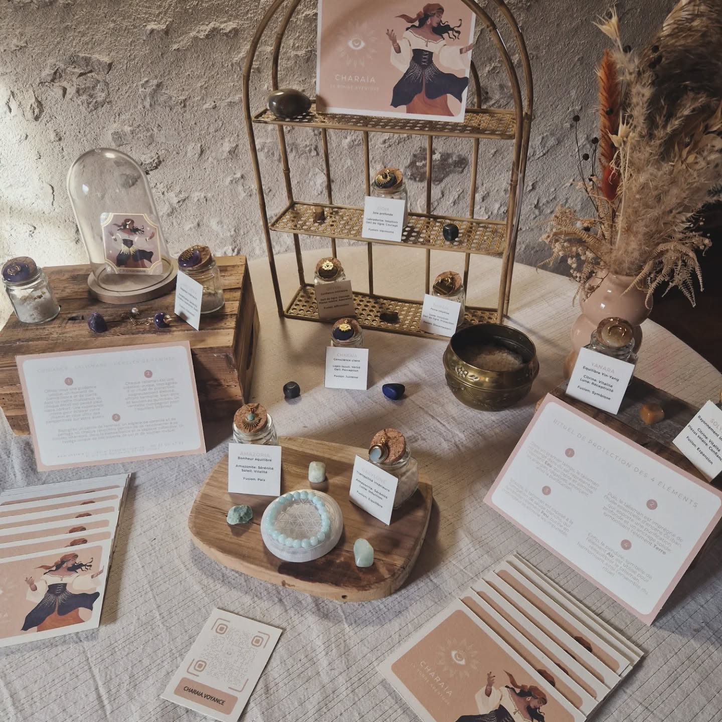 ✨ Les talismans CHARAÏA débarquent en boutique ! ✨
Nous sommes ravis de vous annoncer que nos créations uniques vont bientôt embellir vos boutiques, marchés et lieux préférés. Chaque talisman est conçu avec une intention bienveillante et une énergie authentique, apportant protection et harmonie à ceux qui les portent.
Vous êtes propriétaire d’une boutique ou d’un espace accueillant ? Contactez-nous pour intégrer nos talismans et offrir à vos clients une touche de magie et de protection.
Restez connectés pour découvrir nos prochains événements et collaborations à venir ! 🌟
#TalismansCHARAIA
#BijouxSpirituels
#ÉnergiePositive
#ArtisanatIndépendant
#boutiqueslocales