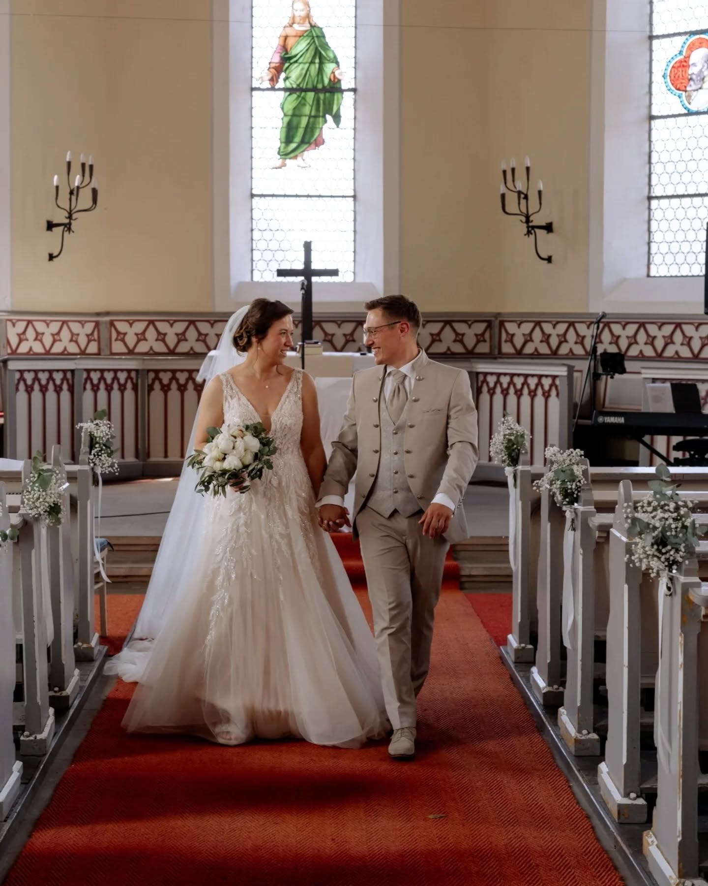 Warum mein Portfolio „unperfekt“ perfekt ist. ✨
Wer kennt es nicht? Man scrollt durch Instagram oder Pinterest und sieht diese absolut makellosen Hochzeitsbilder. Oft sind das sogenannte Styled Shoots – und versteht mich nicht falsch: Ich finde diese Shootings eine tolle Sache! Sie sind eine super Inspiration und zeigen, was künstlerisch alles möglich ist.
Für euch als Brautpaare allerdings wird es dadurch immer schwieriger zu unterscheiden: Was ist eine echte Hochzeit, mit echtem Zeitplan & unvorhersehbaren Bedingungen und was wurde unter Idealbedingungen inszeniert? Das verschiebt oft die Erwartungshaltung an den eigenen großen Tag.
Wenn ihr hier durch mein Profil scrollt, werdet ihr eine Sache nie finden: Styled Shoots. Keine Models, die stundenlang für das eine „perfekte“ Bild posieren und keine künstlich aufgebauten Settings.
Warum? Weil eure Hochzeit auch kein Set ist. Mir ist es extrem wichtig, euch die Realität zu zeigen. Denn am Ende des Tages bringt es euch nichts, wenn ich ein tolles Bild mit einem Model im Sonnenuntergang machen kann, aber in einer dunklen Kirche oder beim Shooting mittags um 15 Uhr bei knalliger Sonne den Faden verliere.
Ich starte heute eine Serie, in der ich euch eine komplette Hochzeit zeige – so wie sie war. Ungeschönt, authentisch und genau so, wie das Paar sie erlebt hat.
Wir fangen heute an mit Teil 1: Die Trauung. 🕊️
Kein Studio-Licht, keine Regieanweisungen. Einfach nur das Licht, das die Kirche uns geschenkt hat und die Emotionen, die in der Luft lagen.
Ich möchte, dass ihr das Vertrauen habt: Egal ob es regnet, ob der Zeitplan straff ist oder das Licht mal schwierig wird – eure Bilder werden eure Geschichte erzählen. Ehrlich und natürlich.
Was sagt ihr dazu? Ist euch Authentizität wichtiger als die perfekte Inszenierung? 👇
#styledshoots #pfalzhochzeit #pfalzfotograf #wedding2027