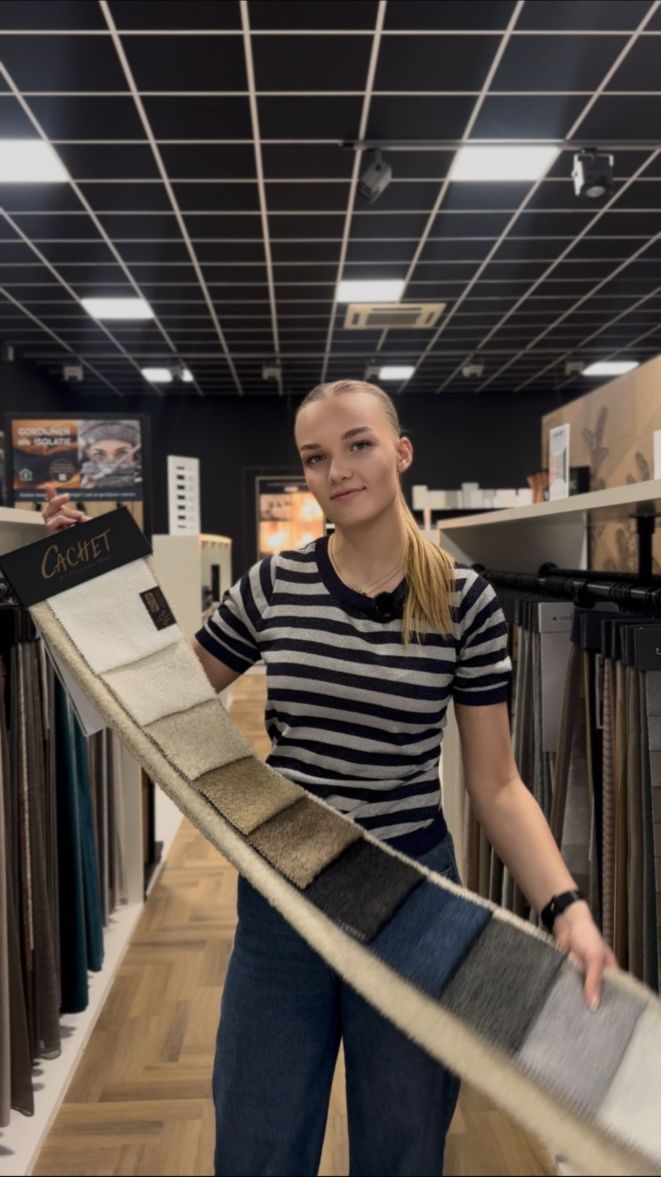 𝐅𝐚𝐯𝐨𝐫𝐢𝐞𝐭 𝐯𝐚𝐧 𝐝𝐞 𝐦𝐚𝐚𝐧𝐝
Gordijn Akita van Holland Haag is een luxe bouclé stof met een zachte structuur en een verfijnde uitstraling. Dankzij de rustige textuur en natuurlijke look past dit gordijn perfect binnen een modern, minimalistisch of Japandi interieur. Een stijlvolle keuze die warmte toevoegt zonder de ruimte te overheersen.