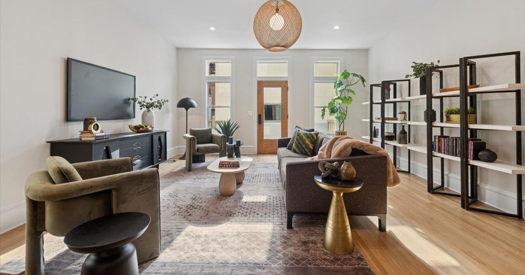 Another classic example of elevated neutrals to show-off a beautiful home! #chicago #chicagorealestate #havenhomestager #chicagohomestaging #stagingworks #stagingsells #staging #homestaging