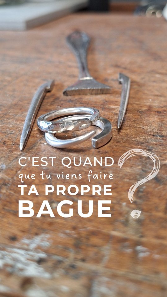 Elle a choisi 2 bagues en pic de fourchette pour mettre avec son alliance.
Elle en a fait 2 différentes – dont une martelée😍– pour pouvoir aussi les porter seules.
Scier, limer, travailler,
Mais aussi parler, se confier, se sentir écoutée ❤️🩹
Un moment un peu hors du temps ✨
Merci ma jolie pour ta confiance et pour nos partages. Et encore bel anniversaire 🫶😘
***
Les cours de création de bagues en argenterie sont planifiés tous les derniers lundis de chaque mois ou sur demande, jusquau mois d'août.
Après, on verra. 👀
➡️ Le lien du cours est dans ma bio.