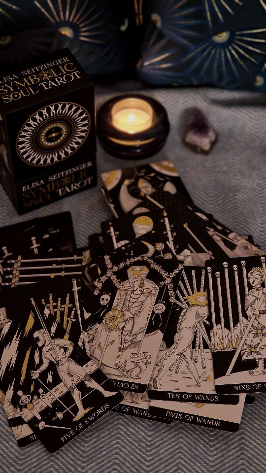 L’elegante, ermetico, visionario Symbolic Soul Tarot disegnato dall’unica e inimitabile Elisa Seitzinger @elisaseitzinger .
Dialogheremo con questo mazzo da @vedastudioroma il prossimo venerdì 16 Gennaio alle 20:00 per Oracle Night #5 • Spiraling.
Studiandolo, mi è tornata in mente questo brano di Cristina Campo:
«Uno a uno vengono accesi i volti
alle radici millenarie
della selva d’icone,
per fare di giorno notte,
neve e stelle,
per far della tenebra rose
– più che rugiada trasparenti rose.
E la fiamma sboccia come il bacio all’icona
e il bacio sboccia come la rosa all’icona,
culmini della linfa della terra,
culmini del respiro dell’amore.
Ma la Luna qui
sboccia nel Sole,
la Luna partorisce il Sole.»
Estratto da ‘Diario Bizantino’ di Cristina Campo nella raccolta ‘La Tigre Assenza’ • Adelphi, 1991