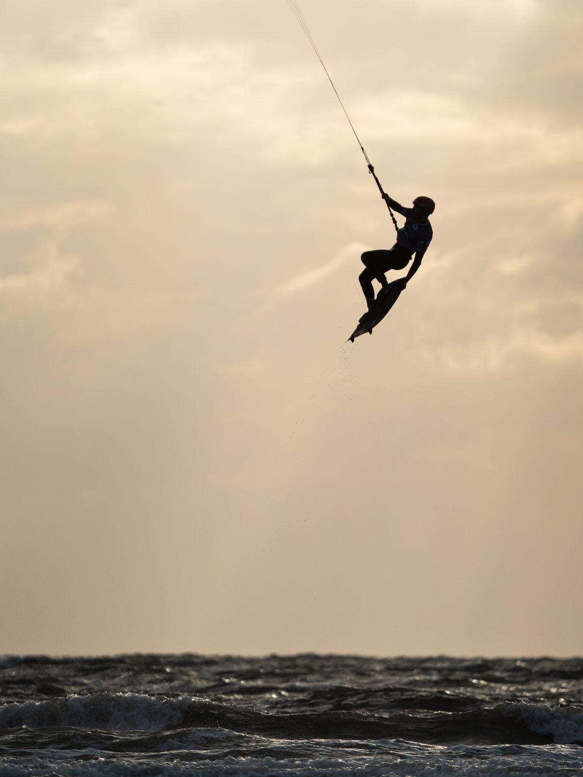 🌅
@art_tokarev @danielpankoke
#Gkakiteworldtour #gkayouth #GKAWorldtour #stpeterording #vwn #partnerdersurfer #volkswagen_journey #californiawelt #autostadt #koenigpilsener #kitesurfing #bigair #waterkant #rewe #californiakitesurfmasters