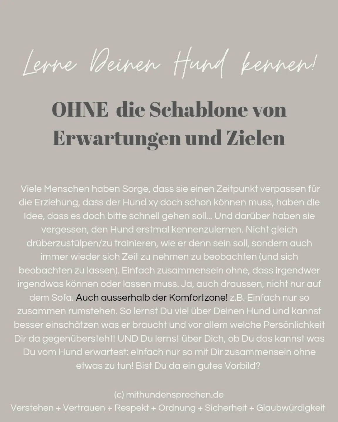 #Hundetraining #mithundensprechen #hundeverstehen #hunde #coaching
Aus dem Trainings-Alltag: wir Menschen sind oft viel zu sehr mit Aufgaben und Geschwindigkeit beschäftigt und vergessen VOR "Schritt 20", der Hund soll doch überall vertrauensvoll mit mir hinGEHEN, erstmal das STEHEN.
Miteinander Situationen anschauen und miteinander nur rumstehen oder -sitzen (ohne!!, dass es um etwas geht, weder Hund eine Aufgabe hat noch Mensch etwas noch eben erledigt!!)
Wie oft überspringen wir Menschen diese wichtigen Dinge und je nach Hundepersönlichkeit kommt ein Hund raus, der sich mit allem beschäftigt nur nicht mit dem Menschen bzw. nur nicht in echter Gelassenheit und Ruhe dabei sein/sitzen kann. Gelegenheit zur Einflussnahme verpasst...
Dabei rede ich nicht vom Kommando, das er erfüllt und innerlich angespannt ist bis es endlich weiter geht, dabei geht es um echt! in Ruhe dabei sein!
Immer wieder MACHEN ist hier die Devise und es nicht als "verlore Zeit" sehen. "Nichts machen" ist oft die Wertvollste Zeit, die man miteinander haben kann, so kann man sehr viel sehen - bei sich selbst und dem Hund!
Hunde lernen auch über Emotionen, über Beobachtungen etc... wenn sie den Menschen in der Lernphase nur in Bewegung sehen, bedeutet es für manchen Hundetyp: Action!!
Oft hilft schon sich als Mensch darüber mal bewusst zu werden!