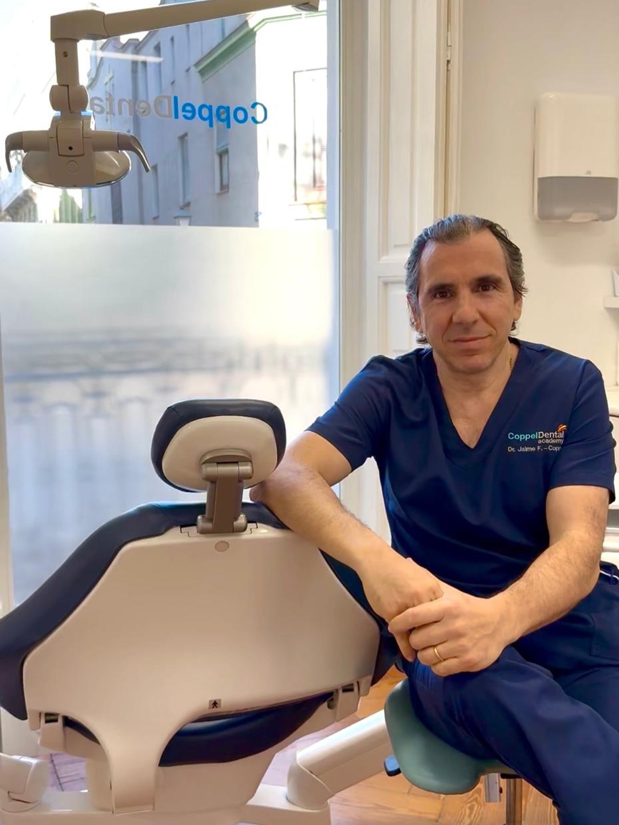 Si llevas tiempo pensando en mejorar tu sonrisa, este puede ser el momento ✅
Más de 30 años de experiencia y cuatro generaciones dedicadas a la odontología avalan el trabajo del @dr_jaimecoppel
Ha tratado más de 1.000 casos con Invisalign y centra su trabajo en la restauración, la rehabilitación oral y la armonía facial.
Una forma de entender la estética desde la planificación, el criterio clínico y el equilibrio del rostro.
Porque cambiar tu sonrisa es una decisión importante. Y hacerlo con experiencia marca la diferencia.
📞 Teléfono 913100723
🤳🏻 Whatsapp 651405909
✉️ info@coppeldental.com
📍C. del Monte Esquinza, 24, Chamberí, 28010 Madrid