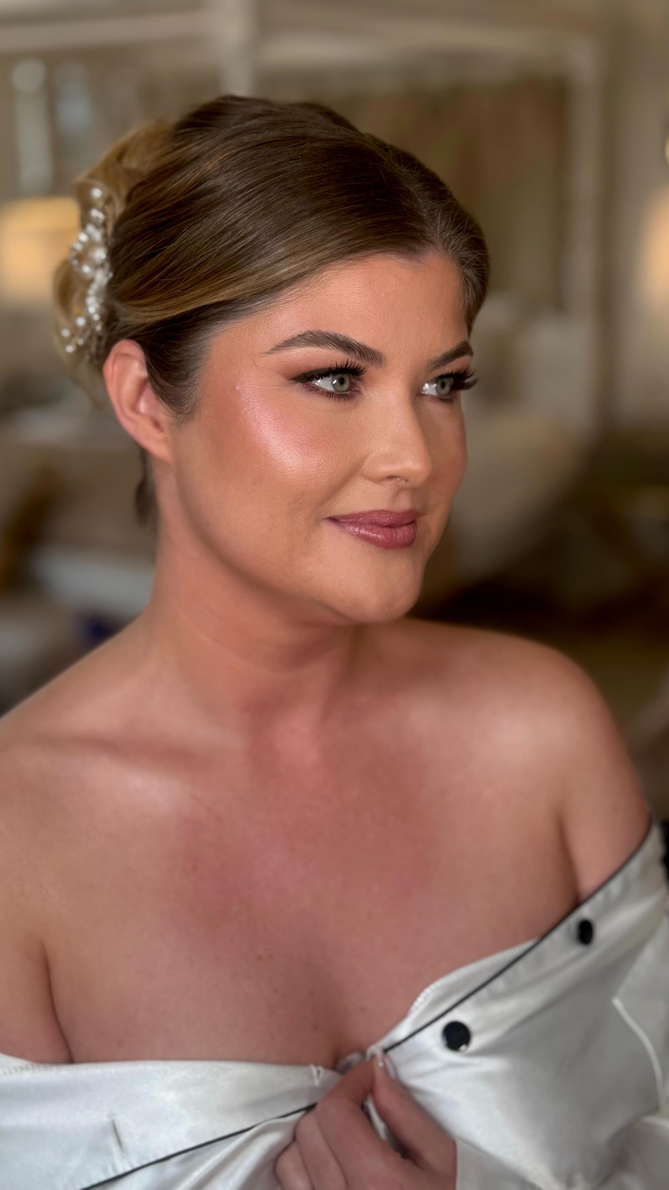 Slow Beauty Rituals to start off your wedding day 🕊️
Bridal mornings are all about taking in those slow beauty moments before THE MOMENT
Girlie, you’ve done all the planning now it’s time enjoy it with the best memories and magical moments 🥂🕊️
Relish in your own ‘slow beauty moments’ and book your bridal makeup for 2026/2027
#westmidlandsmakeupartist #cotswoldmakeupartist #softglambride #bourtonhall #worcestershiremakeupartist Elmore court | Manor by the lake | Gorcott Hall | Davenport House | Sudeley Castle | the Cotswolds | Eastington Park | bridal makeup artist | Birmingham makeup artist | Stratford upon Avon | redditch | Warwickshire weddings