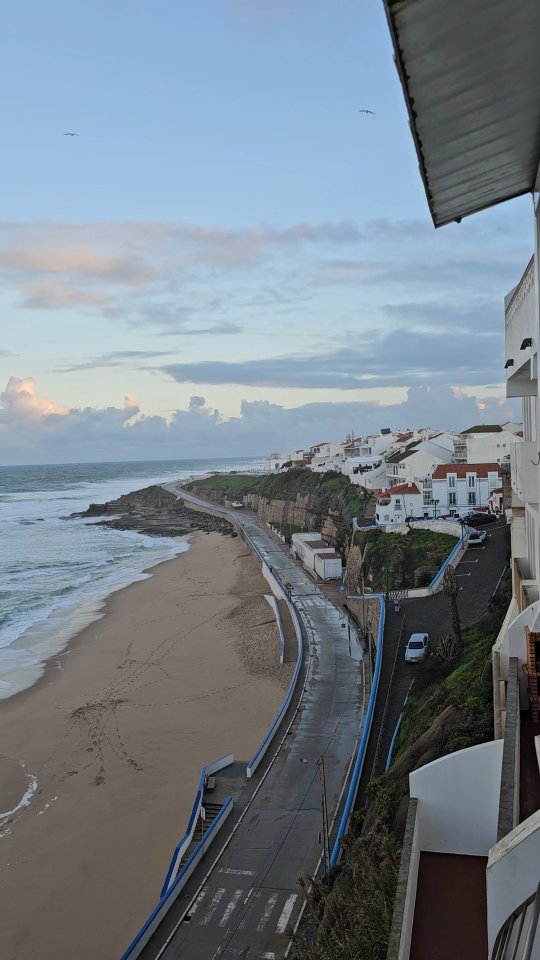 Sometimes it’s the simplest moments that explain why people choose to live here. The light, the ocean, the quiet rhythm of the day. This is what makes a place feel like home 💙
#portugallifestyle #coastalliving #slowliving #yourportugalhome #simpleliving