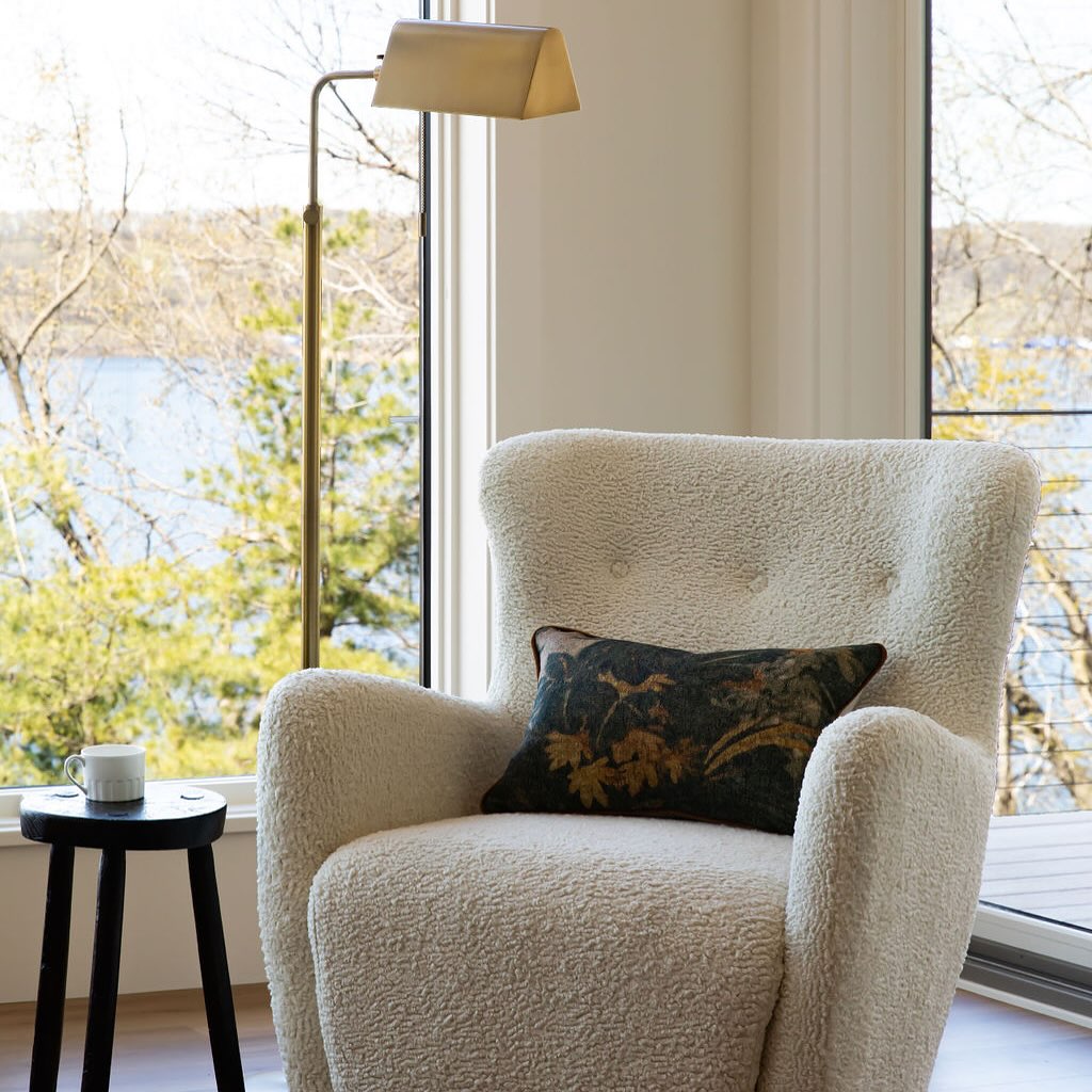We design moments, not just spaces. A carefully composed corner with layered lighting, sculptural forms, and a window-side seat made for curling up with a good book. #projectmoderntudor
Build: @divinecustomhomes
Design: Haven Design Collective
Styling: @charestvalentine
Photography: @ashley_sullivan__