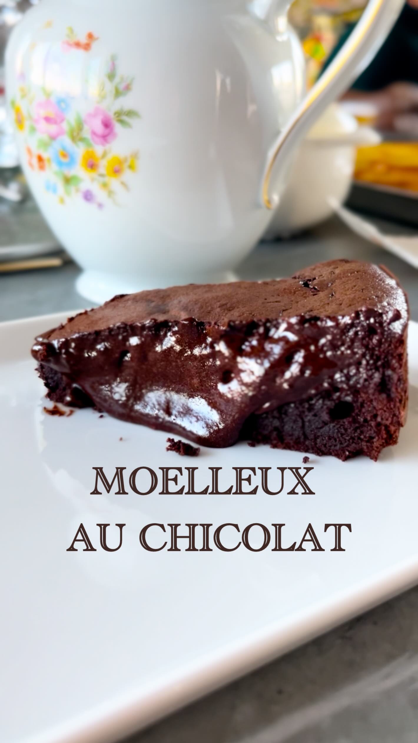 🍫 È stata definita la torta più buona al MONDO: è il MOELLEUX AU CHOCOLAT 🍫 SENZA FARINE (gluten free)
Fondente, intensa e con una crosticina sottile che conquista al primo assaggio 🤎
{Prima mi raccomando seguimi qui 👉 @valigiainfarinata per non perderti nemmeno una ricetta}
✨ Ingredienti (stampo 24 cm)
• 250 g burro
• 250 g cioccolato fondente 70%
• 80 g cacao amaro in polvere
• 8 uova (6 intere + 2 soli albumi)
• 250 g zucchero
• Un po’ di acqua calda (solo se necessario)
🔥 Forno ventilato: 180°
👩🍳 Procedimento
1️⃣ Sciogliete a bagnomaria il burro con il cioccolato fondente, poi unite il cacao amaro e mescolate bene.
2️⃣ Separate i tuorli dagli albumi. Montate tuorli e albumi separatamente, utilizzando metà zucchero ciascuno.
3️⃣ Unite il composto di tuorli e zucchero al cioccolato fuso e mescolate delicatamente.
4️⃣ Incorporate gli albumi montati in almeno 3 riprese, con movimenti dal basso verso l’alto.
5️⃣ Dividete l’impasto in 2/3 e 1/3.
6️⃣ Versate i 2/3 dell’impasto in una tortiera rivestita di carta forno (o imburrata) e cuocete per 25 minuti a 180° ventilato. Lasciate raffreddare completamente.
7️⃣ Versate ora il restante 1/3 di impasto sopra la torta cotta, livellate bene e cuocete ancora per 10–15 minuti: si formerà una crosticina sottile in superficie.
8️⃣ Sfornate e lasciate intiepidire per 10 minuti, senza farla raffreddare del tutto.
🍨 Servitela con crema inglese, gelato alla vaniglia o frutta fresca.
📌 Nota
La prima cottura può essere fatta anche il giorno prima. L’impasto crudo si conserva in frigo con pellicola a contatto; se troppo duro, basta scaldarlo leggermente al microonde.
Mandami una foto se crei questo piatto e io ti ripubblico nelle mie storie.
Lasciami un ♥️ per sostenermi e salva la ricetta per averla sempre a portata di mano.
#moelleuxauchocolat #tortaalcioccolato dolcifattiincasa #chocolatelovers
#myfοodchannell