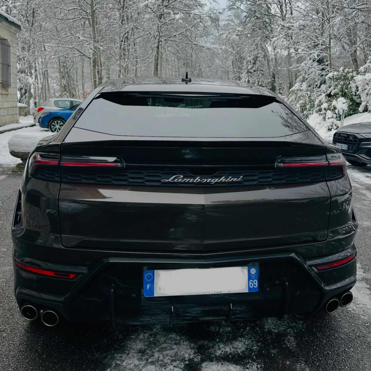 Merci à Lamborghini Lyon, Bentley et Typicallcar pour cette immersion exceptionnelle au Château des Avenières 🏰
Des véhicules d’exception dans un cadre tout aussi remarquable.
Un moment suspendu, entre passion, prestige et émotions.
#LamborghiniLyon #Bentley #ChateauDesAvenières #LuxuryCars #Excellence