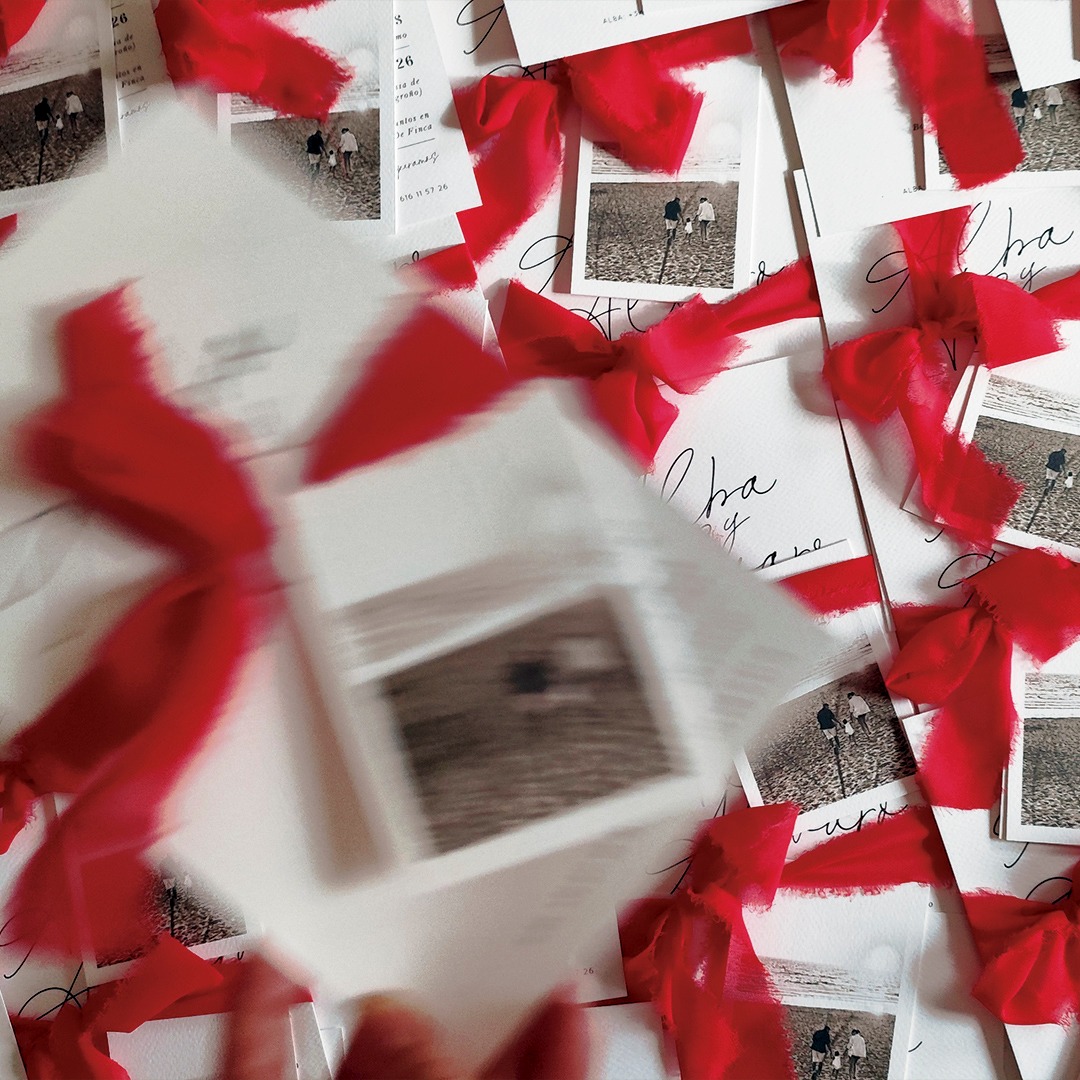 Todo empieza con una invitación.
Las primeras de este año llegan en blanco y negro, selladas con un lazo rojo.
Abrimos una nueva temporada llena de amor, pasión e ilusión ✨
#NosCasamos
#InvitacionesDeBoda
#BodasConEstilo
#AmorEnPapel