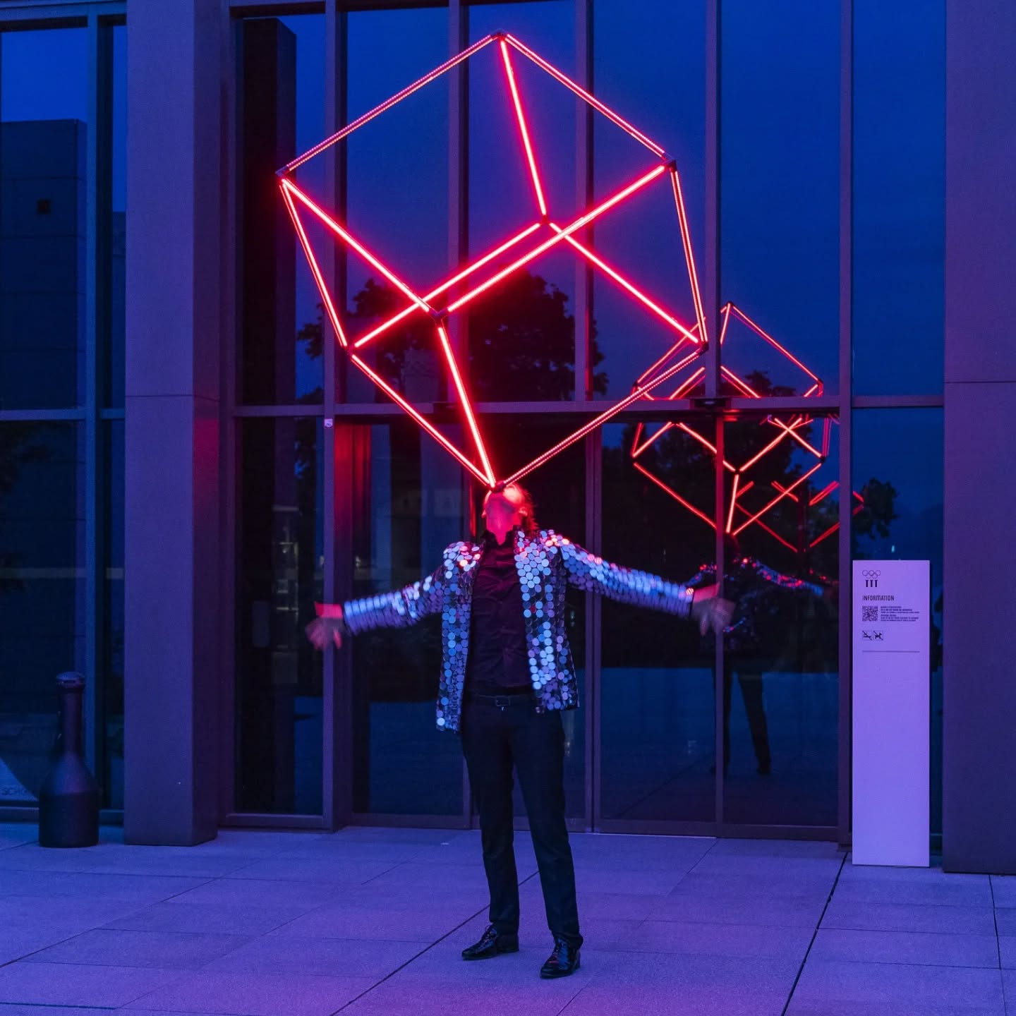 Ce genre de numéro, on le voit très peu ailleurs.
C’est justement ce que j’aime : proposer quelque chose de rare, presque inattendu.
Entre lumière, magie et présence scénique, il surprend à chaque fois.
Imaginez-le lors d’une remise de diplômes : un silence, une apparition lumineuse… puis des regards ébahis#performanceartistique
#magieevenementielle
#evenementiel
#artistsuisse