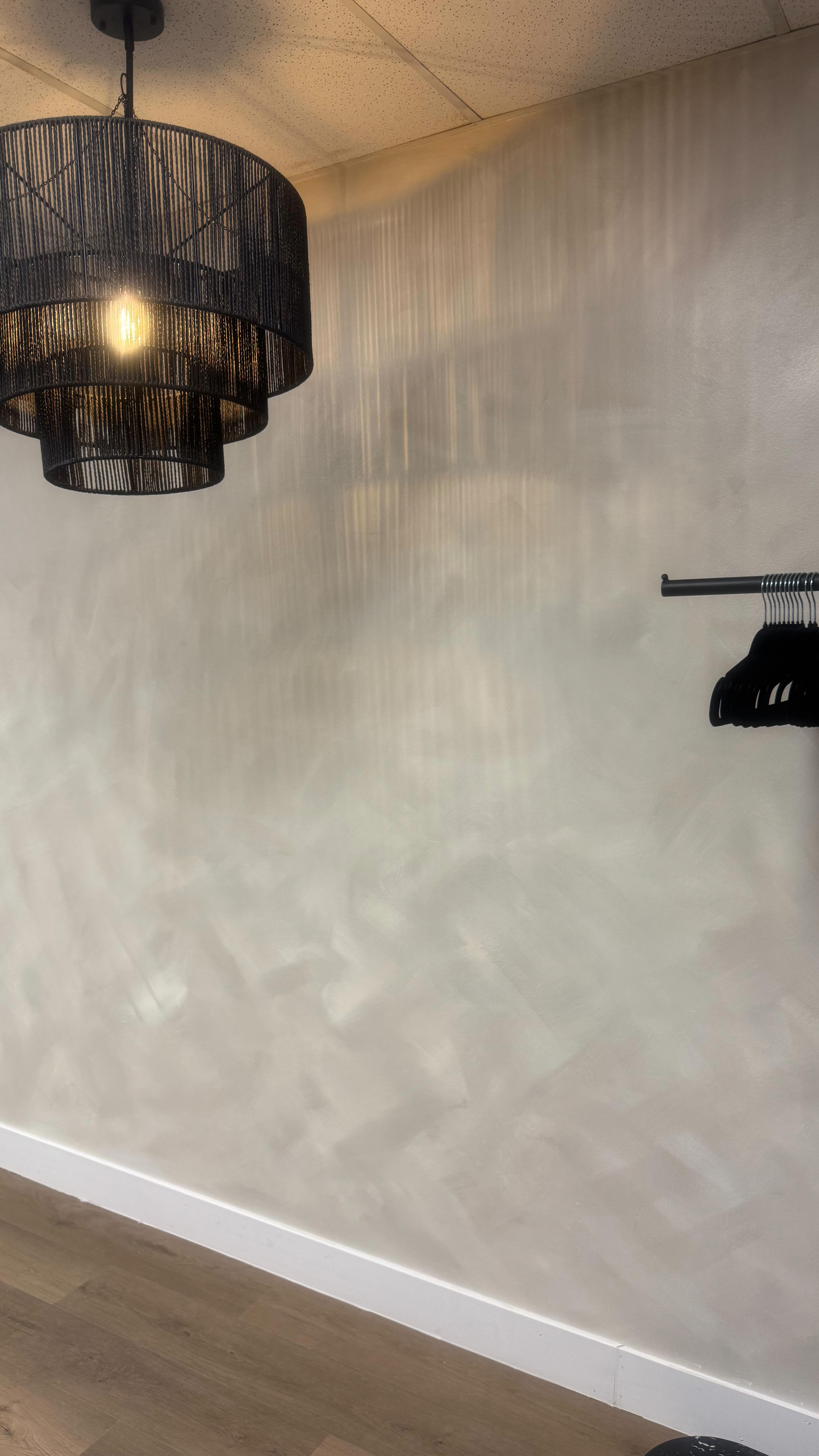 This one’s for the girls💇🏾♀️… and the guys 💆🏾♂️✨Cozy meets luxury in this braid shop design. Limewash | wood tones | black accents | perfect lighting
Stay tuned 💫
#dallasbraider #braidstudio #interiordesign #salonsuite #dallassalonsuites