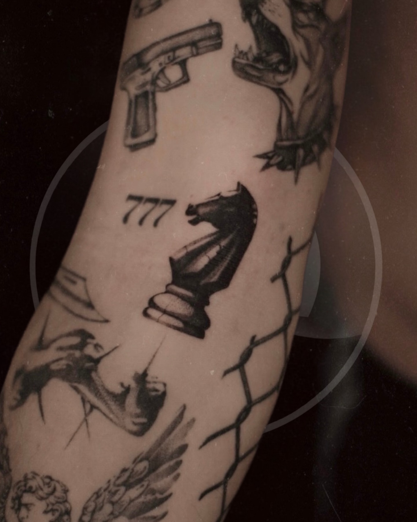 Chcesz tatuaż od @bartoszharupa ? ✨
📩Napisz do nas i opisz swój pomysł.