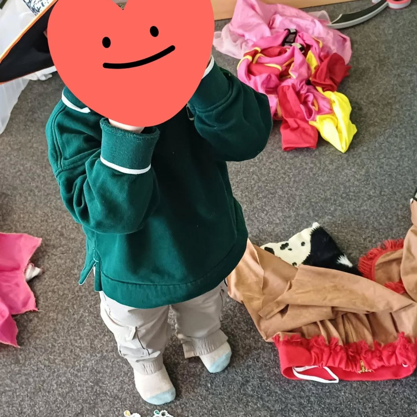 Terwijl de oudere kids de doos met verkleedkleren ontdekte ❤️💛💚 maakte de allerkleinste samen plezier op onze nijntje mat 🥰