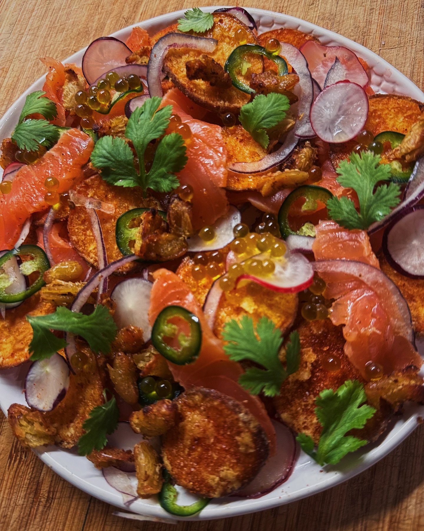 Cardamon and five spice smoked salmon carpaccio, fried sweet potato discs, radish, coriander, jalapeño, red onion, olive oil caviar
#londonchef #smokedsalmonsalad #healthyisdelicious #epicuralife