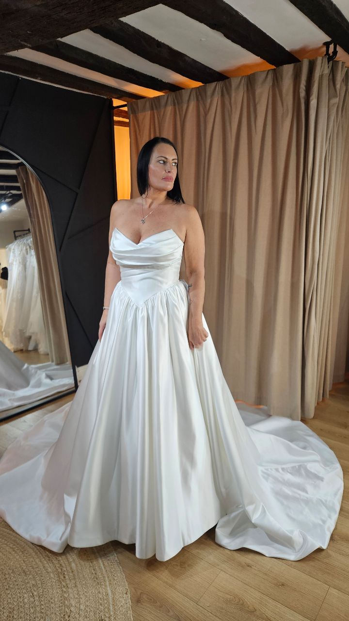 When they all look this good, it's just too hard to decide!
Which would be your "best dress ever"?
In order shown:
1: Astrid by Kelly Rae
2: Tokyo by Sottero & Midgley @maggiesotterodesigns
3: 8191 by @missstellayork
4: Burke by Sottero & Midgley @maggiesotterodesigns
5: 8222 by @missstellayork
6: Stirling by Kelly Rae
Wakefield | Yorkshire Bridal | Stella York | Sottero & Midgley | Bride To Be