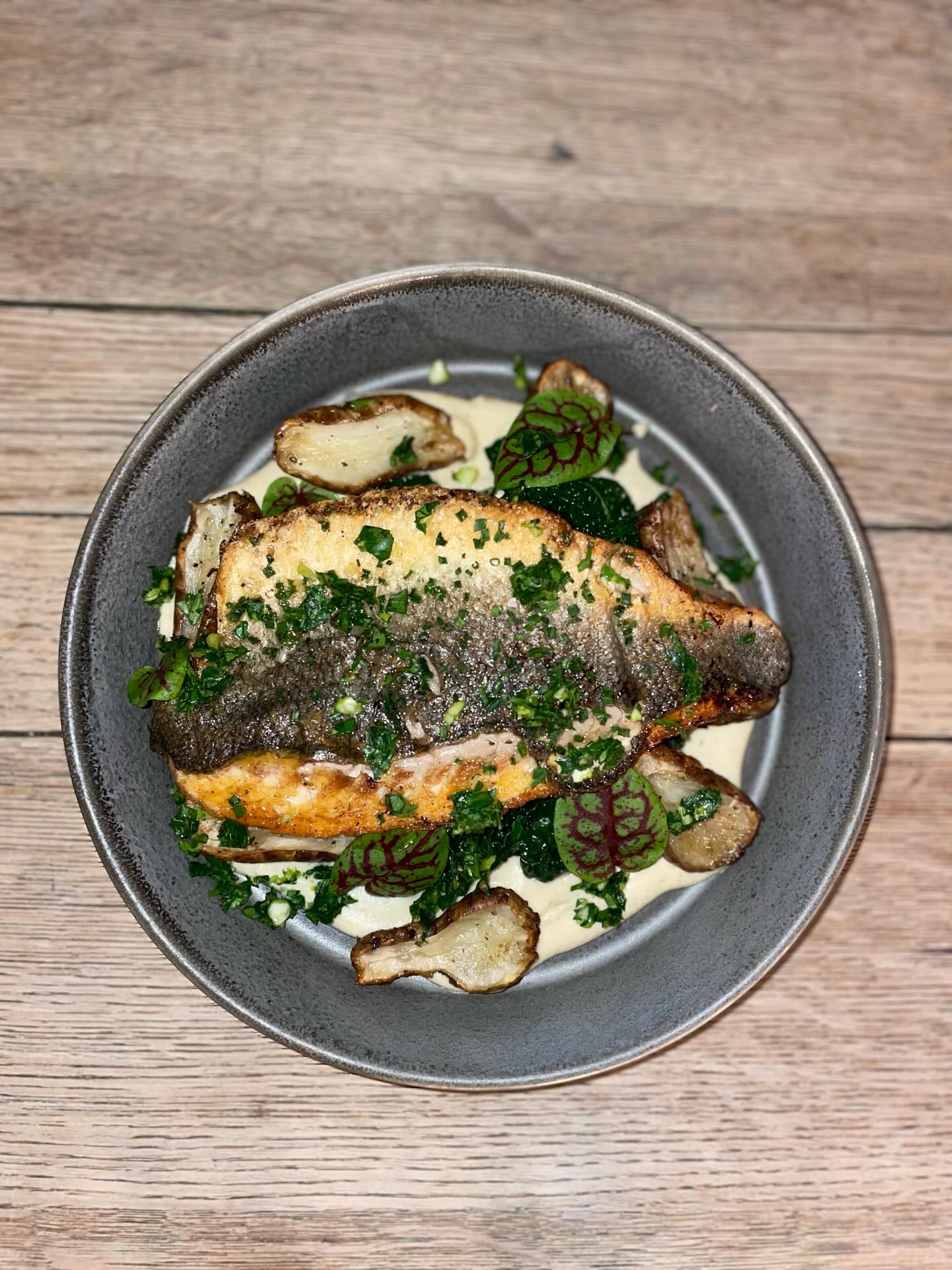 TODAY’S MARKET FISH :
Fillet of sea bass, cauliflower & cumin purée, roasted Jerusalem artichoke, cavalo nero & lemon gremolata