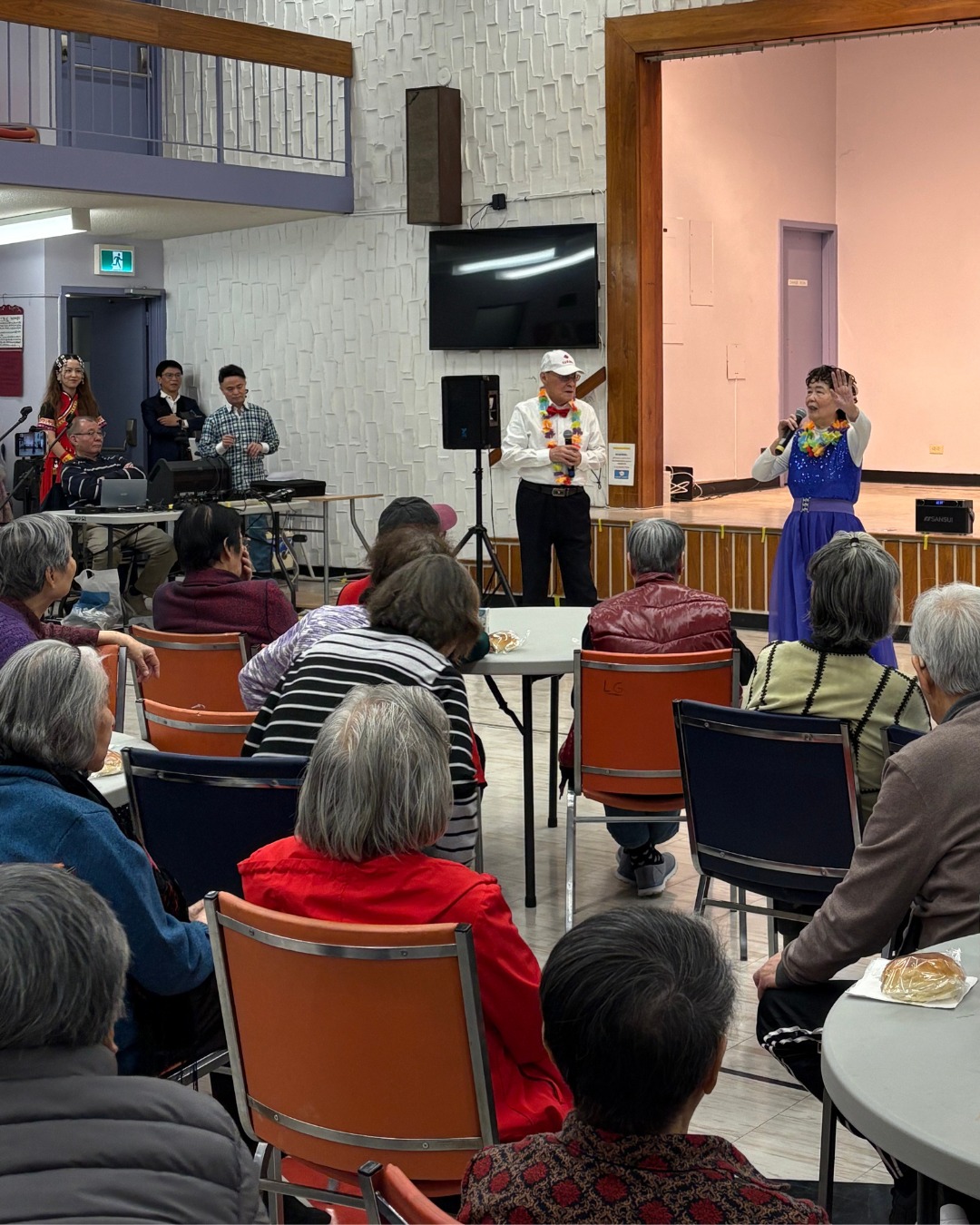 We held our first event of the year at Willowdale Manor and what a celebration it was! It was exciting to welcome back Kaleidescope Chinese Performing Arts to delight the residents with singing and dancing ranging from traditional chinese music to ABBA’s greatest hits! Some residents even got up and sang and danced as well! These incredible performers have been joining us for years and we’re grateful to them for kicking off what I’m sure will be a meaningful year of seniors programming.
It was so great to see all the volunteers and residents reconnecting after the holidays. We’ll be there every other week hosting events, classes, tech support sessions and more! Stay tuned for our adventures!
If you’d like to volunteer and support vulnerable seniors in our community sign up to volunteer at www.neighbourlink.org/volunteer (link in bio)
This impactful program does not receive any funding and relies on individual donations to continue! Please consider making a donation so we can continue bringing local facilitators and healthy snacks to our neighbours! You can contribute at www.neighbourlink.org/donate (link in bio)
#WeLoveWillowdale #NeighboursHelpingNeighbours #Communiy #NorthYork #Seniors