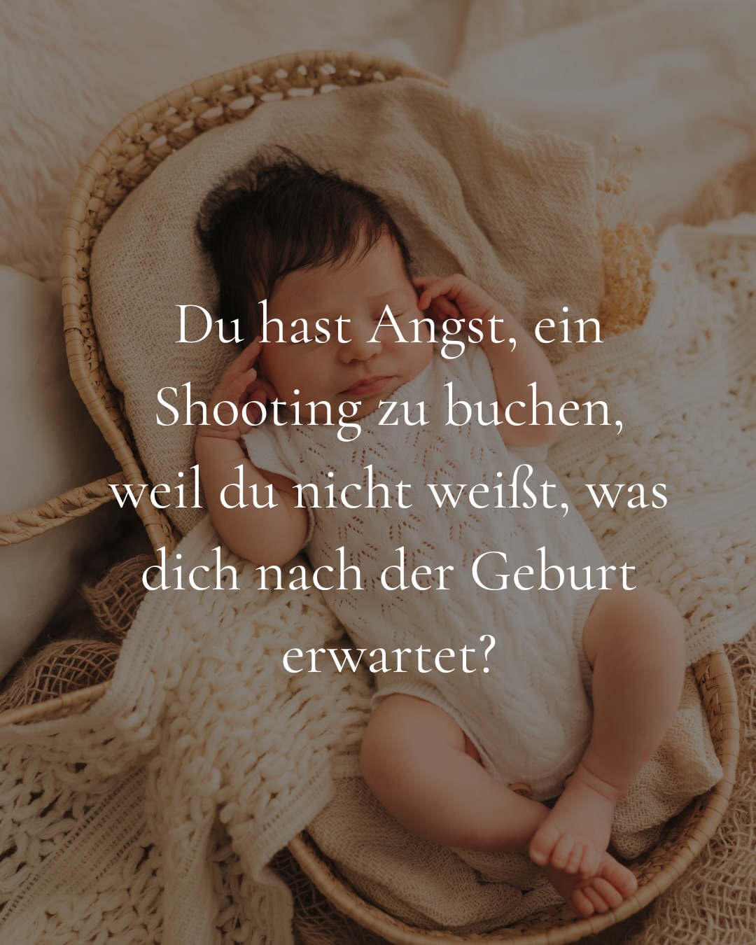 Eine bevorstehende Geburt bringt nicht nur Vorfreude mit sich, sondern auch Sorgen, Zweifel und Ängste.
Angst vor dem Danach. Vor dem eigenen Körper.
Vor dem Unbekannten.
Aber bitte lass diese Ängste nicht deine Chance auf wertvolle Erinnerungen kaputt machen. 💛
Denn gerade diese Zeit unperfekt, ehrlich, echt – ist so kostbar. Du musst nicht stark sein. Du musst nicht „bereit“ sein. Du darfst einfach du sein. ☺️
Ich halte diese Momente für dich fest, ohne Druck, ohne Erwartungen. Damit du später nicht nur weißt, wie es war, sondern fühlst, wie viel Liebe da war. ✨
Schreib mir gern, wenn du Fragen hast. 💛