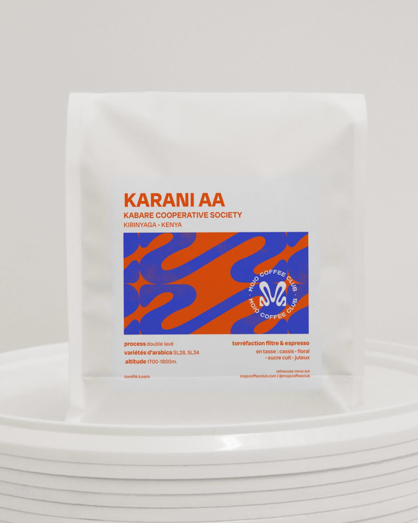 KARANI AA, notre premier café du Kenya 🇰🇪
Un coup de cœur immédiat. C’est ce que l’on ressent souvent en découvrant un excellent lot de café du Kenya. Une profil reconnaissable et remarquable qui nous plait tout particulièrement.
Ce lot nous provient de la Kabare Cooperative Society dans la zone de Kirinyaga.
Torréfié pour filtre (mais également délicieux en espresso), il est l’assemblage des variétés SL28 et SL34, typiques du terroir kenyan. En tasse, une grande clarté. On déguste des notes éclatantes de cassis et de sucre cuit, avec une belle dimension florale et juteuse. 💜
Cette référence intègre notre gamme MOJO sometimes : un lot de haute qualité à durée limitée. N’hésitez pas à nous écrire pour nous demander des échantillons. 📨