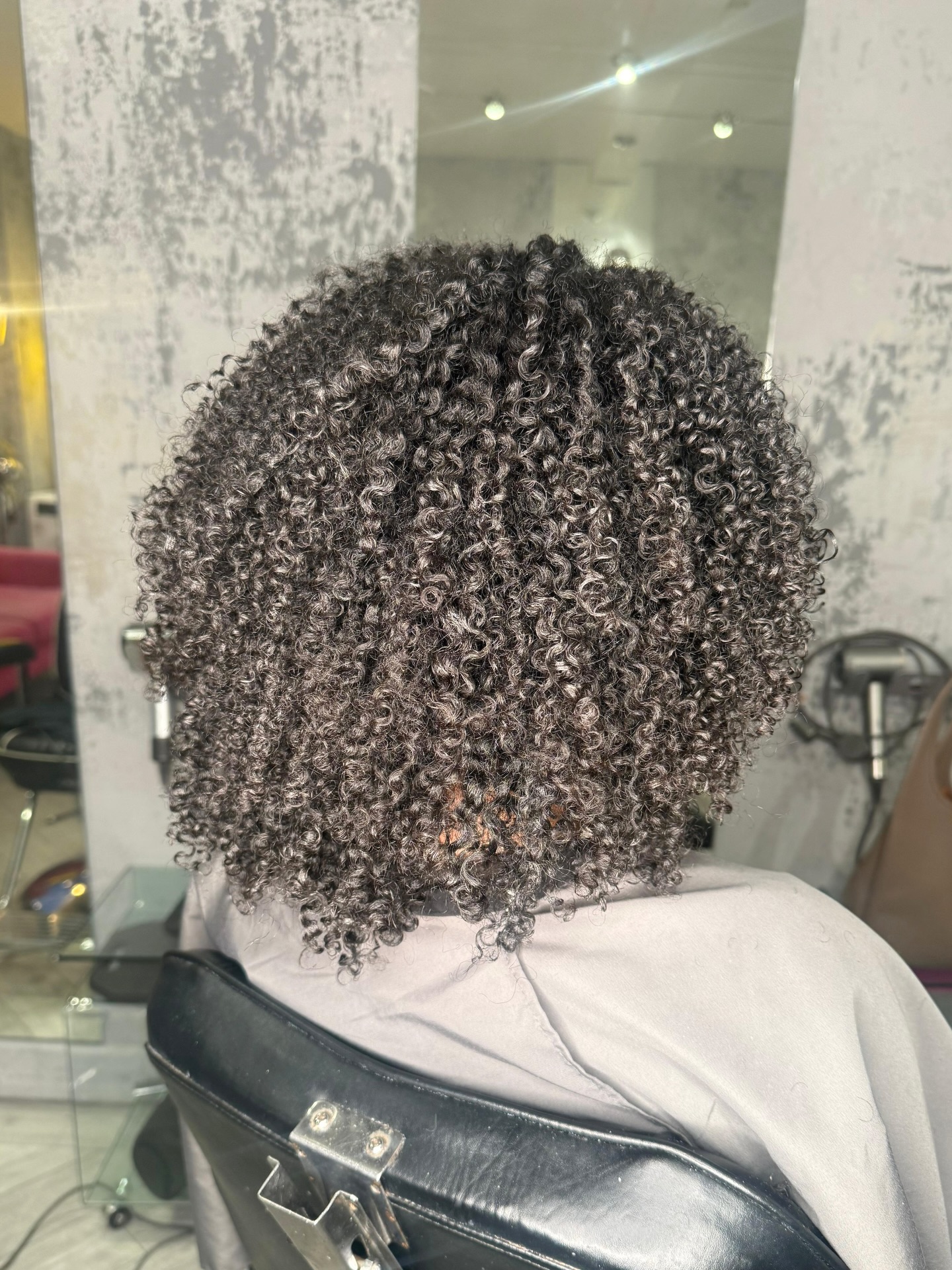 These curls are doing their thinggg ✨ shaped, defined and glowing ! extra appointments added through january and february which are available to book on our website x
#curltalk #curlyhairspecialist #curlyhaircut #london