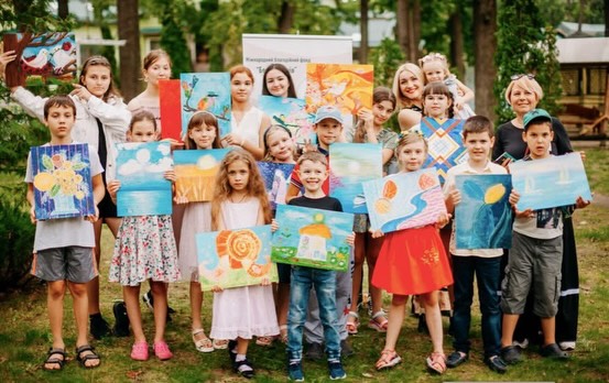 🎨 Коли мистецтво підтримує дитинство — це має особливу силу!
Наші французькі партнери — асоціація Vesna64 — стали організаторами виставки відомого українського художника Олега Шупляка у місті По (Франція).
Це митець, знаний у світі своїми картинами з подвійними образами, глибокими символами та темами української культури, історії й людської гідності.
Для нас ця виставка має ще один дуже важливий сенс 💛
Олег Шупляк щиро погодився розмістити поруч зі своїми роботами малюнки дітей ВПО, які у 2022 році брали участь у нашому проєкті «Живопис — терапія дитячих сердець».
Ці дитячі роботи — про біль, надію і відновлення. І про те, як творчість допомагає пережити втрату дому.
Фонд «Без кордонів» знову запускає цей проєкт, уже як постійну програму психоемоційної підтримки дітей ВПО, які втратили житло й проживають у Вінницькій та Київській областях.
Асоціація Vesna 64 розмістила наш проєкт на європейській краудфандинговій платформі HelloAsso, і кожен у Європі може долучитися та підтримати програму.
👉 Як підтримати — читайте в коментарях до даного допису.
🤝 Ми запрошуємо партнерів, бізнес, митців, громади долучатися.
❤️ Нехай у житті наших дітей буде більше світла, творчості та добра. Ми справді в силах їм це дати — разом 🤍
🩵💛 Дякуємо нашим франко-українським друзям за постійну підтримку українців і за можливості які Ви створюєте заради наших дітей - учасникам Асоціації та особисто - Lubawka Ukrainka Fabrice Corbieres @максим науменко @віталій шупляк @олег шупляк