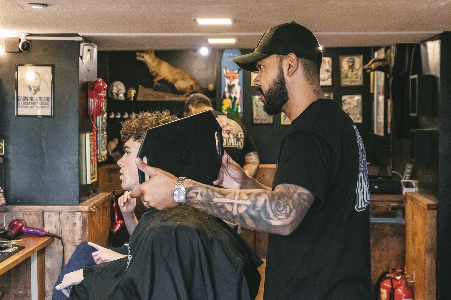 Final check in the mirror ; a little curl control, clean finish, natural curls 👌🏼
Barber - @lsthebarber
#royalsbarbershop #curlcontrol #curlyhaircut
