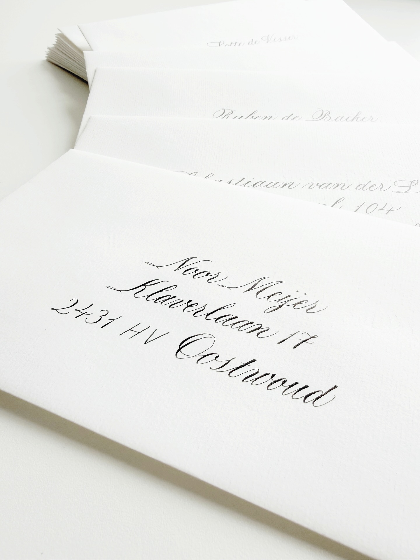 Where the experience begins long before the envelope is opened ✨
De eerste indruk begint al vóór het openen ✨
Handgeschreven kalligrafie op luxe enveloppen roept een gevoel op nog vóór de boodschap wordt gelezen.
Perfect voor bruiloften, wedding stationery, save the dates, uitnodigingen op maat en bijzondere momenten.
Klassieke kalligrafie, verfijnd handschift en ambachtelijk handwerk en met aandacht voor elk detail. 👌🏼
#envelopecalligraphy #kalligrafie #kalligraferen #calligraphylettering #weddingcalligraphy
