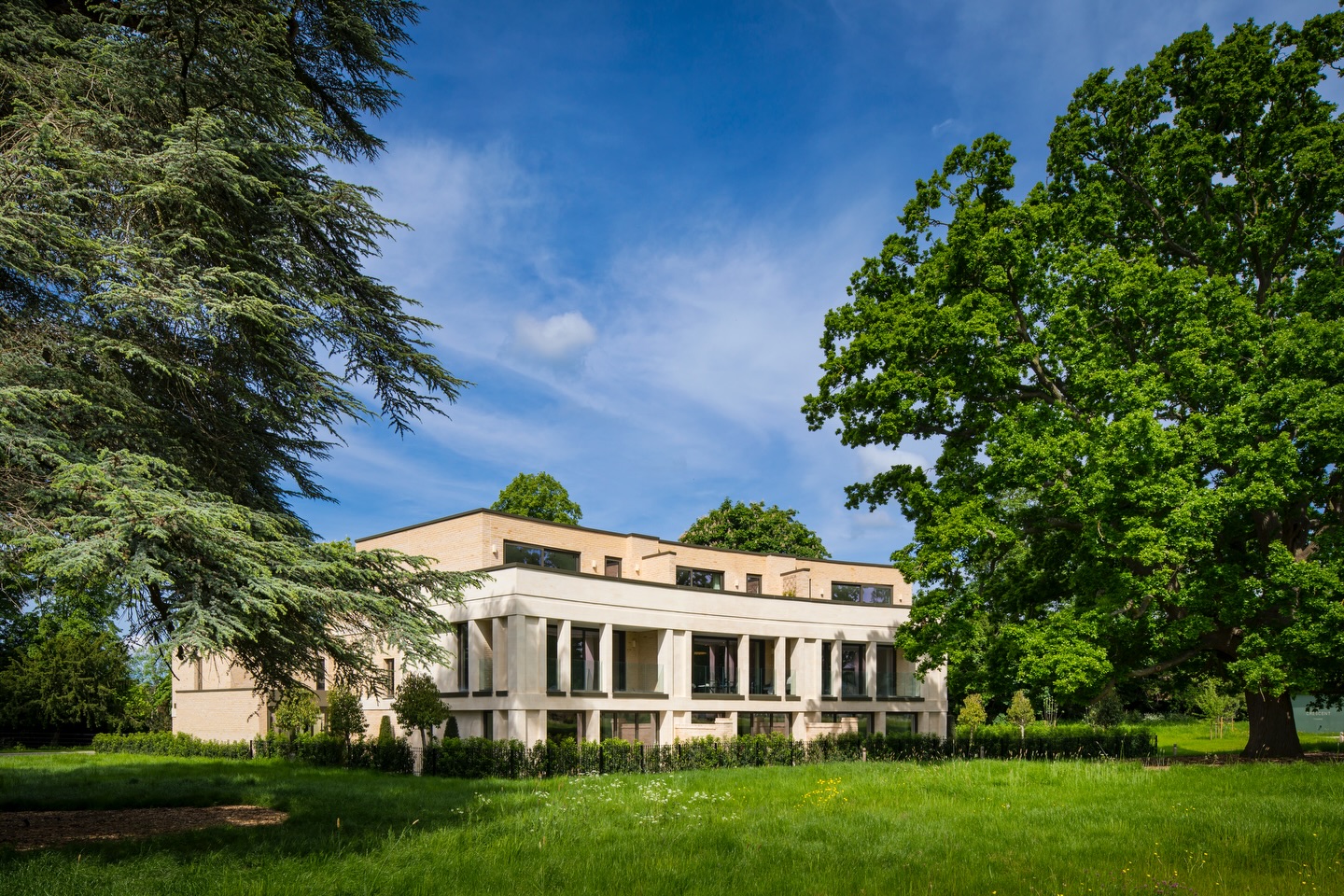 The Crescent in Thame.
4 and 5 bed Villas
Approx 3,475 sq ft
Guide prices from £1.975m to £2.750m
Call 07961 257559 or click the linktree in bio for details
#newhome #uksothebysrealty #thame #oxford #commuter