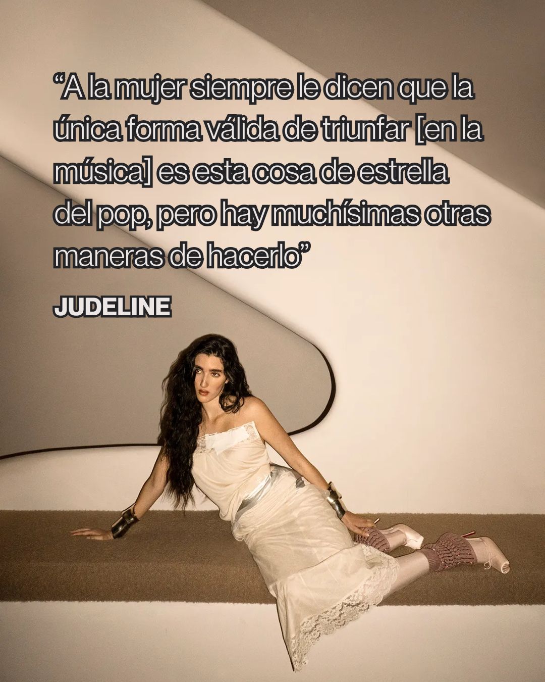 Nos parecen oro estas declaraciones de @judeli.ne, de la última edición de Vogue, porque ponen palabras a muchas de las etapas que atraviesan las mujeres artistas cuando empiezan a ocupar espacio.
Desde trabajar de niñera y recepcionista para poder mudarse a Madrid, hasta descubrir que hacer un disco implica mucho más que música: contratos, dinero, exposición, expectativas. En la entrevista, Judeline habla del desgaste emocional del proceso creativo, de odiar su propio trabajo antes de reconciliarse con él, y de aprender a mirar el éxito con distancia.
Cuestiona la idea única de triunfo que históricamente se ha impuesto a las mujeres en la industria: ser una gran estrella pop, llenar estadios, ir siempre a más. Frente a eso, reivindica algo mucho más honesto y valiente: la posibilidad de que el éxito tenga muchas formas, ritmos y tamaños. Que también puede ser intimidad, versatilidad, cambio, pausa.
Hay en su discurso una urgencia por vivir el presente, por exprimir una juventud que siente frágil y fugaz, pero también una lucidez poco común sobre el paso del tiempo, el miedo a caducar y el derecho a imaginarse en el futuro sin dramatismo ni presión.
Judeline no idealiza el camino ni romantiza la industria. Habla de aprender, de incomodarse, de encontrar propósito más allá de las expectativas ajenas. Y quizá por eso conecta: porque su relato no va de llegar, sino de entender dónde estás y permitirte cambiar.
Una artista joven que no tiene todas las respuestas, pero sí una voz muy clara para hacerse las preguntas correctas.
Fuente: Vogue España