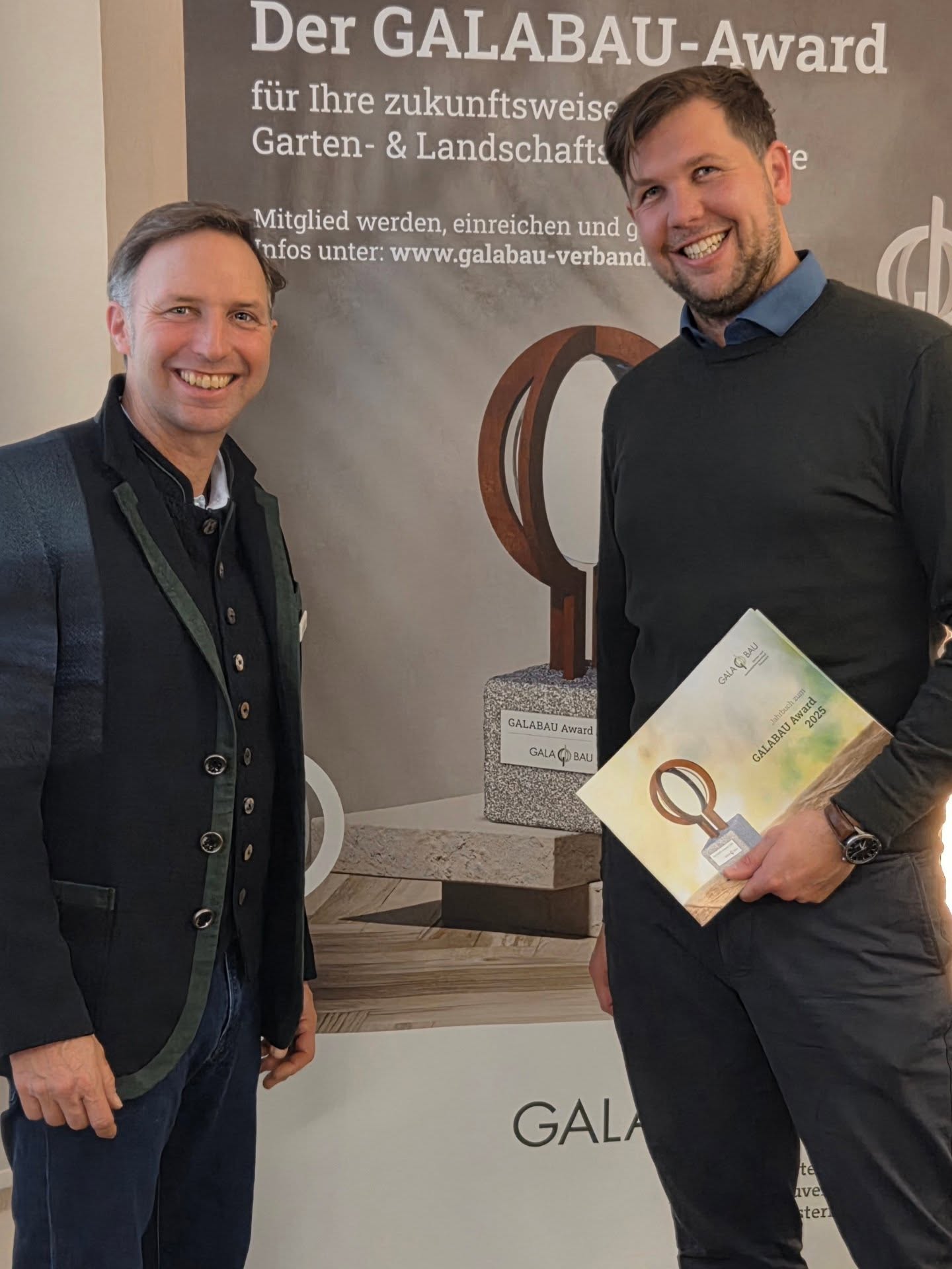 Galabau Award 2025
Für herausragende Leistungen im österreichischen Garten- und Landschaftsbau.
Wir freuen uns, mit unserem Projekt im Jahrbuch vertreten zu sein – gemeinsam mit vielen großartigen Projekten.
Danke an Präsident Marcel Kreitl und das gesamte Team.
#galabauaward #galabauverband #gartengestaltung #inngärten