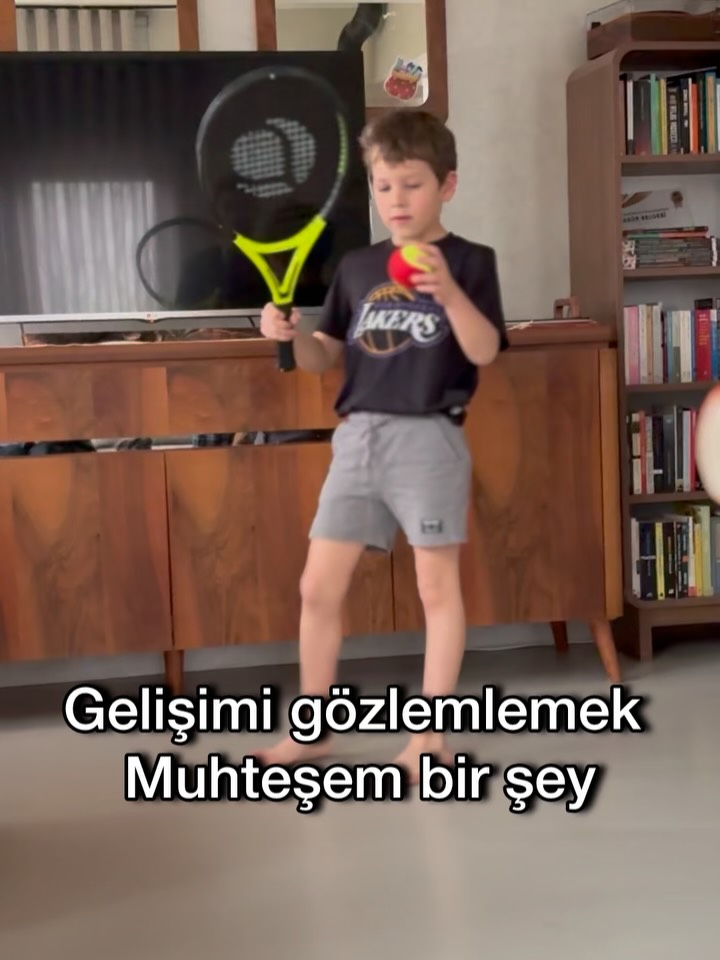 Çocuklarla çalışmaktan çok keyif alıyorum, egosuz ve çok açık olmaları gelişimin en büyük anahtarı 👌👌
Bu oyunlar sadece eğlence değil;
çocuklarda el–göz koordinasyonu, denge ve temel motor becerilerin gelişimini destekler.
Erken yaşta kazanılan bu beceriler,
ilerleyen yıllarda spor performansının,
fiziksel gelişimin
ve hareket kalitesinin temelini oluşturur.
Sağlam bir altyapı; sporda başarıyı,
sporda başarı da özgüveni ve disiplini beraberinde getirir.