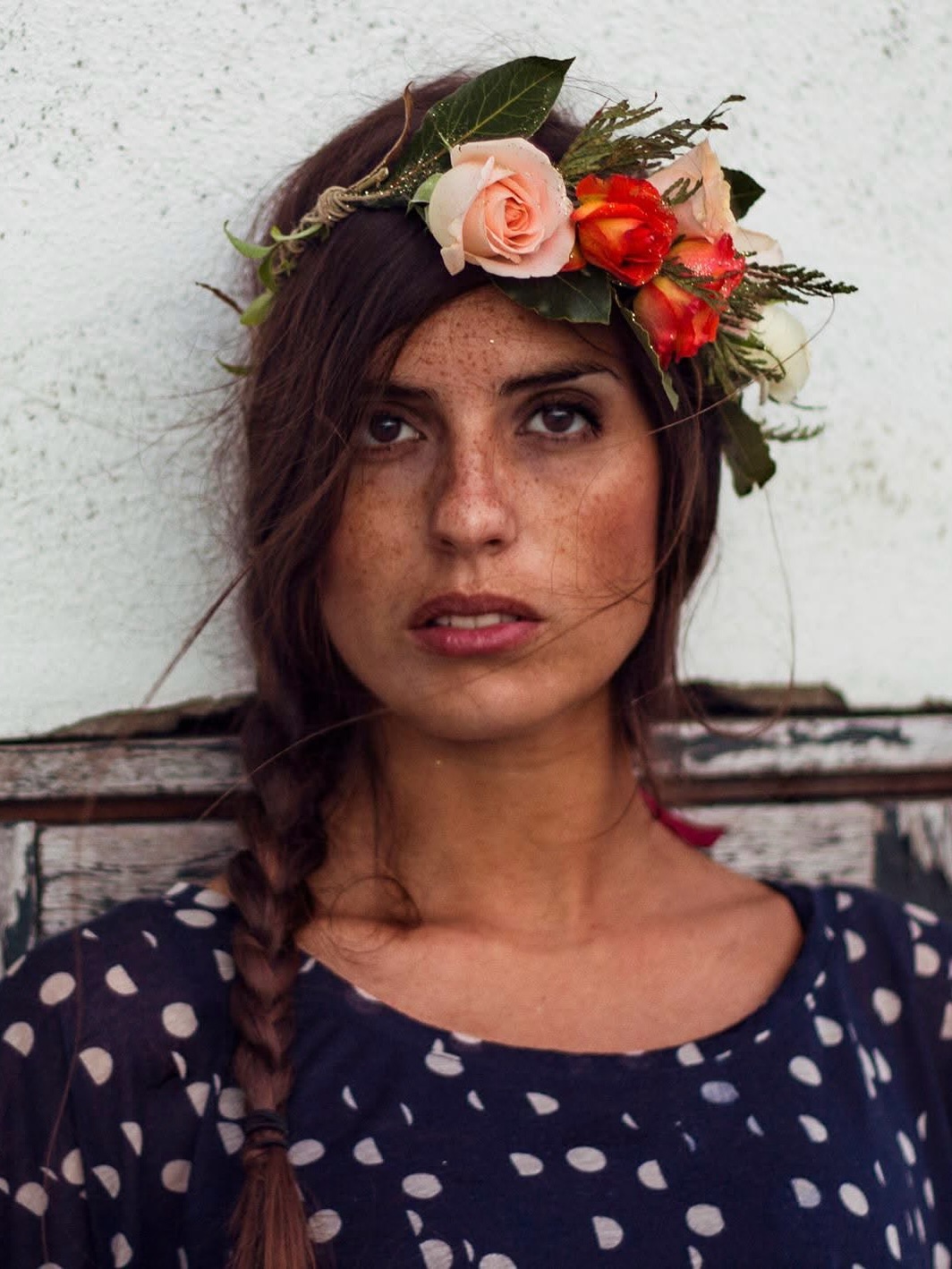 2016… puxei pela cabeça e não me saiu nada.
então fui procurar e surpreendi-me (obrigada fotografia)
1 - na packote vendiamos coroas de flores, eu testava-as em mim e às vezes fotografava-me
2 - tirei uma das minhas fotografias favoritas de sempre
3 - tive uma ilustração minha no @publicop3 ,em homenagem ao bowie, que nos deixou nesse ano
4 - mascarei-me de carmen miranda, levava o carnaval muito a sério
5- vestimos a camisa regional ao avô, pela primeira e única vez , aos seus 87
7,9- fiz alguns trabalhos de branding e eles eram assinados com o meu nome (aquele que fui resgatar novamente em 2025) … foi engraçada a trend agora, porque recebi esta semana que passou, um email de uma das clientes a dizer que o atelier fazia 10 anos e que quer a minha ajuda para fazermos um bloco de notas , 10 anos gente, com os mesmos clientes 🥹 (muitos novos também)
8 - fizeram-se tshirts c o meu branding
9 - fotografei alojamentos locais, surf e tantos outros
10 - fui ao algarve, picos da europa e a paris
11 - fiz o meu primeiro ducoeur (muito tosco) embora ela tenha nascido, aperfeiçoada só em 2017
12 - fiz um workshop de maquilhagem com a @di_piress , queria incluir isso nas minhas sessões (não aconteceu, cada macaco no seu galho 🙊)
13 - fiz muitos autoretratos, just for fun ✨
(…) vi com certeza muitos concertos.. mas o que não está em fotografia a minha memória nem sempre lembra 🤍