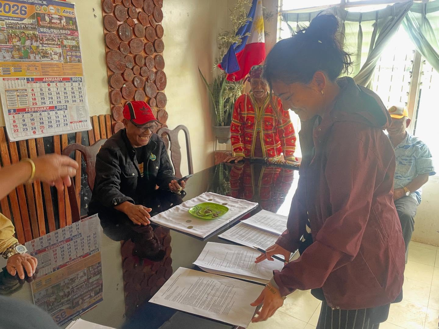 In Bukidnon, in der Gemeinde Kitao Tao, durften wir im Rahmen unseres Projekts wieder neuen Herausforderungen begegnen. Während unserer jährlichen Projektreise verbrachten wir einige bereichernde Tage im Matulong Matigsalug Community Center (MMCC). Neben dem Büro- und Papierkram, den wir gemeinsam erledigten, hatten wir die wunderbare Gelegenheit, viele neue Menschen kennenzulernen und uns intensiv auszutauschen.
Ein besonderes Highlight unserer Reise war der Kontakt und Dialog mit FEMMATRICS. Dabei handelt es sich um die „Federation of Matigsalug-Manobo Tribal Councils, Inc.“, eine wichtige Organisation der Matigsalug-Gemeinschaft in Bukidnon und Umgebung. FEMMATRICS ist die anerkannte Vertretung ihres angestammten Landes (Certificate of Ancestral Domain Title) und setzt sich für die Rechte, Kultur und nachhaltige Entwicklung ihres Volkes ein. Die Organisation arbeitet eng mit lokalen Gemeindemitgliedern zusammen, um ihre Traditionen zu bewahren, wirtschaftliche Initiativen zu fördern und ihre Selbstverwaltung zu stärken. 
Der Austausch mit den Mitgliedern von FEMMATRICS hat uns tief bewegt. Wir haben gelernt, wie stark Gemeinschaftssinn, kulturelle Identität und Verantwortung für das gemeinsame Land in dieser indigenen Gemeinschaft gelebt werden. Die Gespräche waren nicht nur informativ, sondern auch emotional — sie haben uns gezeigt, wie wichtig Respekt, Zuhören und echtes Interesse für eine partnerschaftliche Zusammenarbeit sind.
Diese Erfahrung hat uns inspiriert, unsere Arbeit mit noch mehr Empathie, Bewusstsein und Engagement fortzusetzen. Wir sind dankbar für die Offenheit, mit der wir aufgenommen wurden, und für die Einblicke, die wir in eine lebenswerte Kultur und Gemeinschaft gewinnen durften.
#herausforderung #gemeinschaft #nachhaltig