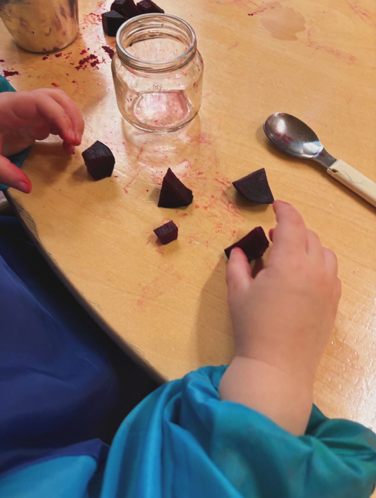 Conosco attraverso i sensi 🐾… I bambini e le bambine del bhu-m hanno manipolato, assaggiato, travasato e pitturato con la barbabietola
#nidodinfanzia #sensorialità #attivitàsensoriale #scoperta