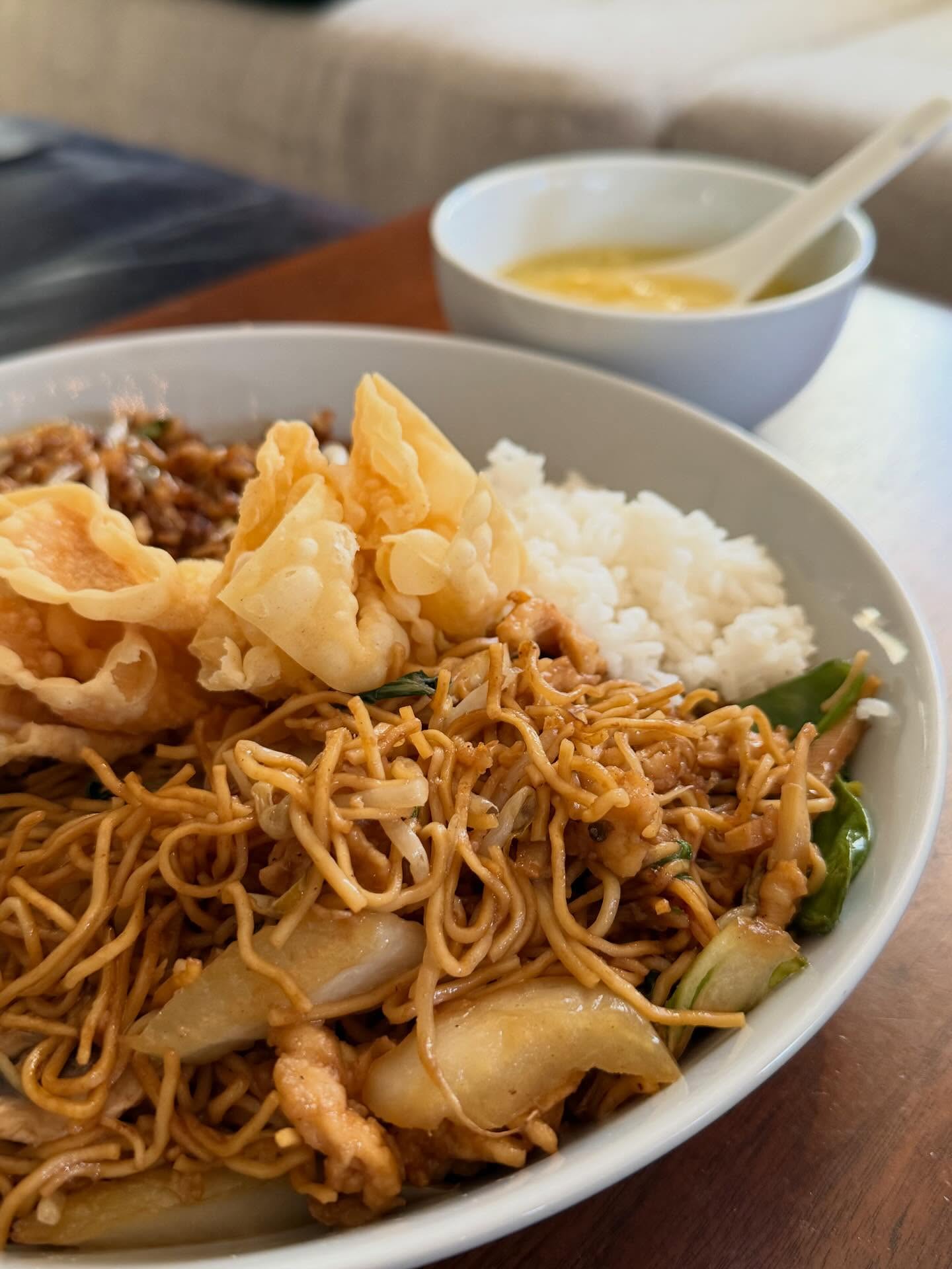 What do I eat when I’m booking events?? This 🤗 #soup #friedrice #lomein #skinnynoodle #dragon