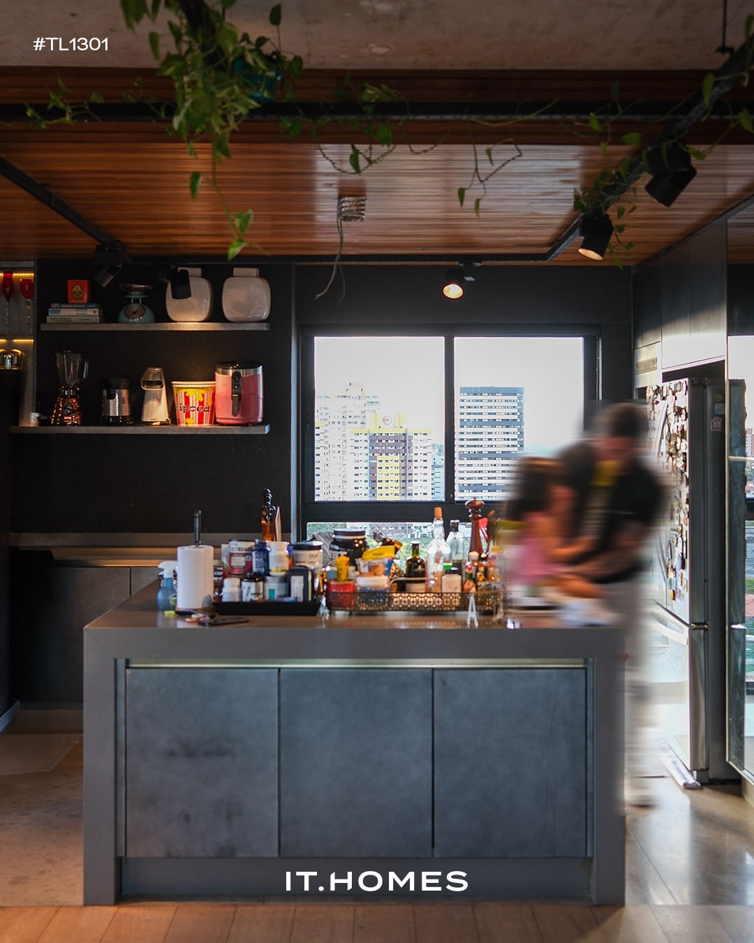 Uma cobertura duplex ampla, luminosa e com um pé-direito duplo que sugere liberdade antes mesmo de qualquer palavra. Os acabamentos - pensados com rigor e delicadeza - revelam refinamento e atenção aos detalhes.
Esse é, definitivamente, um imóvel único e que trabalha a favor dos dias: silêncio quando necessário, horizonte por todos os lados e uma área social que foi feita para receber a vida, não apenas as pessoas.
É a síntese do que buscamos quando procuramos o irrecusável: um lugar que não admite mais do mesmo.
Mais informações: (84) 98681-3322
Residencial Teresa de Lisieux - Tirol
13º andar | 190m2 | 2 suítes | 3 vagas | Espaço para depósito | Área de serviço | Parcialmente mobiliado | Marcenaria Florense e Lyra Móveis | Projeto arquitetônico e design de interiores por Daniela Dantas | Sistema de automação completo | Cortinas elétricas nas varandas da sala | Climatização com ar condicionados em todos os cômodos | Câmeras de segurança | Área de lazer recém reformada | Condomínio - R$1.700,00 | IPTU - R$7.920,00
Valor: R$ 1.670.000,00
Ref.: TL1301