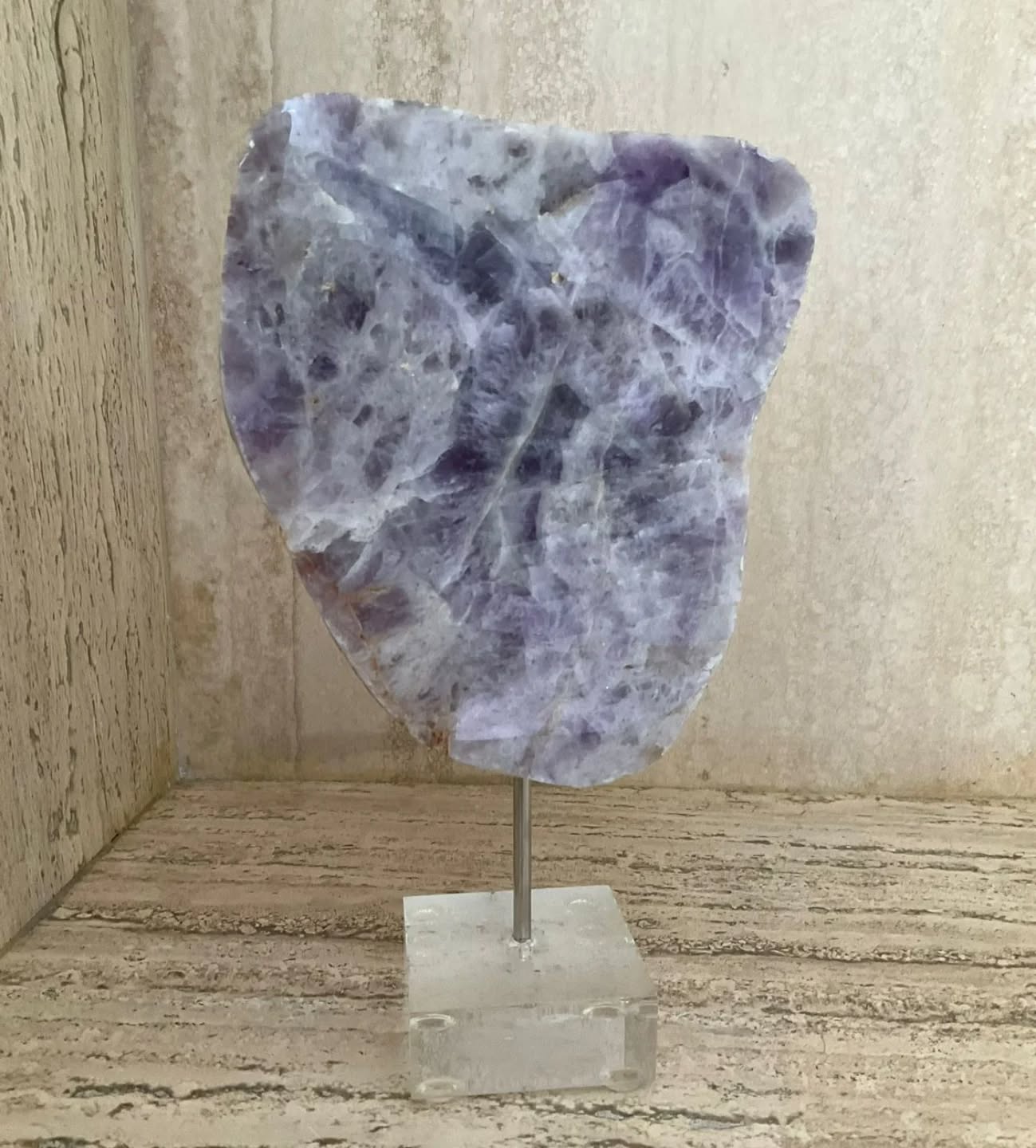 ✨️Amatista natural en corte libre, una pieza que invita a bajar el ritmo y elevar la energía del espacio 💜
Ideal para altar, meditación o para dar intención y calma a cualquier rincón.✨️
Pieza única 💫
Disponible · DM para más info