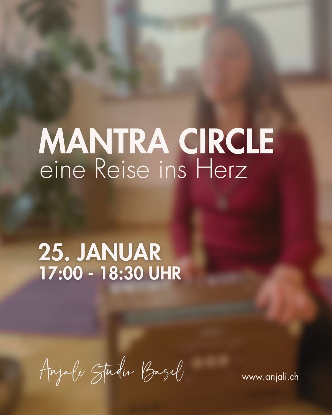 MANTRA CIRCLE eine Reise ins Herz • mit @dontwasteyourtaste ✨
25. JANUAR • 17:00 - 18:30 Uhr
Wir treffen uns im Kreis, um gemeinsam zu singen und uns mit der Kraft der Mantras zu verbinden.
Diese Praxis stammt aus dem Bhakti Yoga, dem Yoga der Hingabe. Ein Weg, der uns einlädt, die Liebe in uns zu nähren und Verbundenheit zu erfahren.
Beim Kirtan, dem hingebungsvollen Singen von Mantras, wiederholen wir Namen, Aspekte des Göttlichen. Es wird behauptet, dass diese das Bewusstsein reinigen und den Geist klären. In der Schwingung dieser alten Klänge können wir die Qualitäten des Herzens – Liebe, Mitgefühl, Freude und Frieden – tiefer spüren und stärken.
Es geht nicht darum, „schön“ zu singen, sondern ehrlich. Mit Hingabe, Präsenz und Freude. Komm wie du bist.
Lass dich von der Musik tragen, von der Gemeinschaft berühren und vom Klang nach innen führen.
Der Mantra Circle ist Bhakti in Aktion! Ein Abend des Singens, Fühlens und Verbundenseins.
🔗 in bio
BOOK YOUR TICKET ! 🎶 🎟️