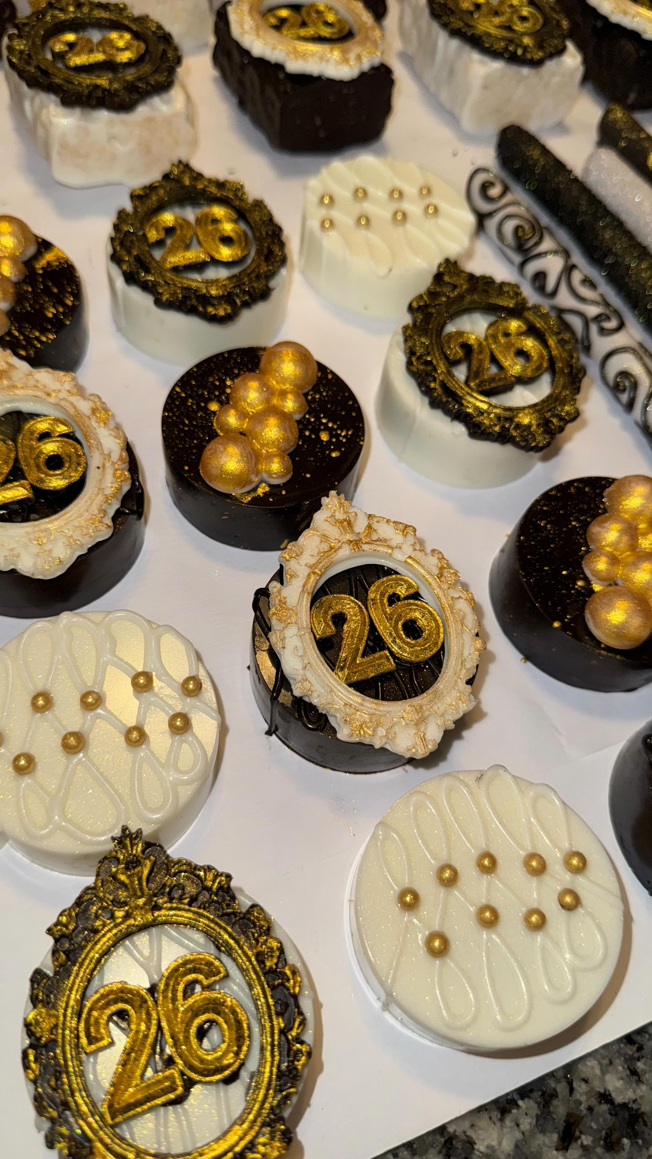 Come decorate chocolate covered Oreos with me 🍫✨
There’s something so satisfying about creating luxury treats one detail at a time.
Perfect for birthdays, baby showers, weddings, and custom dessert tables.
#chocolatecoveredoreos #luxurydesserts #dessertreels #treatdecorating #smallbusinesslife