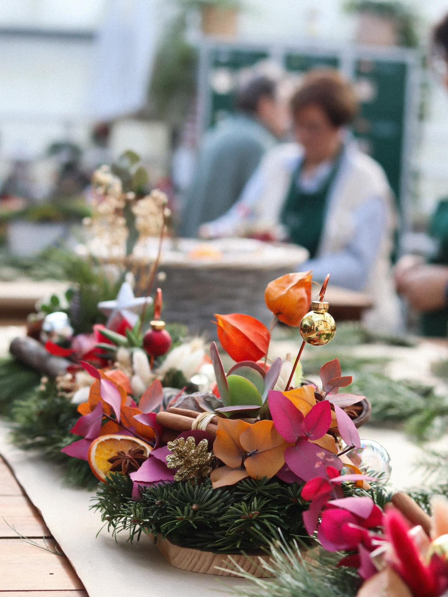 Retour en images sur notre atelier centre de table de NoĂ«l avec @lesbattementsdelles_64 đž
On adore voir comment Ă partir de mĂȘmes matĂ©riaux et outils, les crĂ©ations peuvent ĂȘtre si diffĂ©rentes đ„č
Encore un joli moment passĂ© ensemble, dans les serres đđ€
đ±Si vous aussi vous ĂȘtes intĂ©ressĂ©s par un atelier, rendez-vous sur notre site internet (lien en bio)
đȘŽ Le jardin de tous
âïž 05 59 03 73 52
đ15 rue de Louillot, Anglet