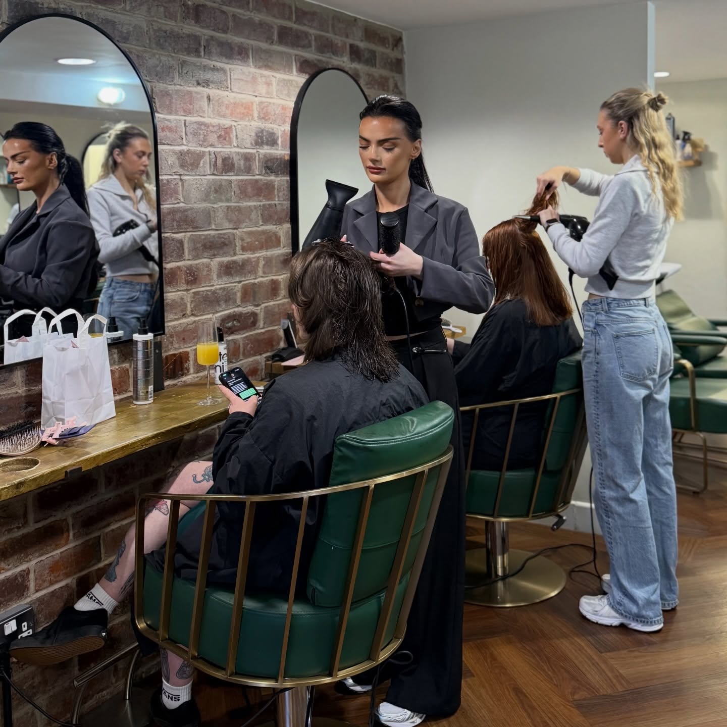 Graduation Day Blowdries Pendingβ¦. ππΎπ₯
@rubycoxhair
@bypaigelissia
@theuniversityofsheffield
@shefunistudents
#kadohair #sheffield #kado #sheffieldgraduate #uniofsheffield